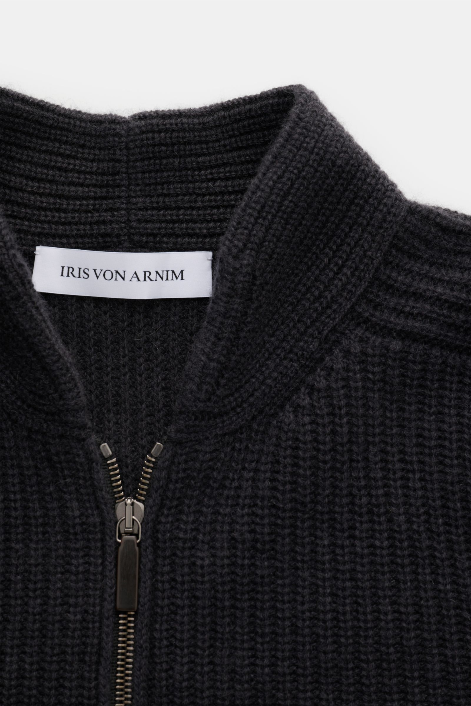Close-up front view of the dark gray Iris von Arnim Uomo Cashmere Strickjacke 'Curt' showing its ribbed collar and two-way zipper. Luxuriösen Komfort verspricht diese legere Strickjacke von IRIS VON ARNIM UOMO in grobem Rippstrickmuster aus geschmeidigem,