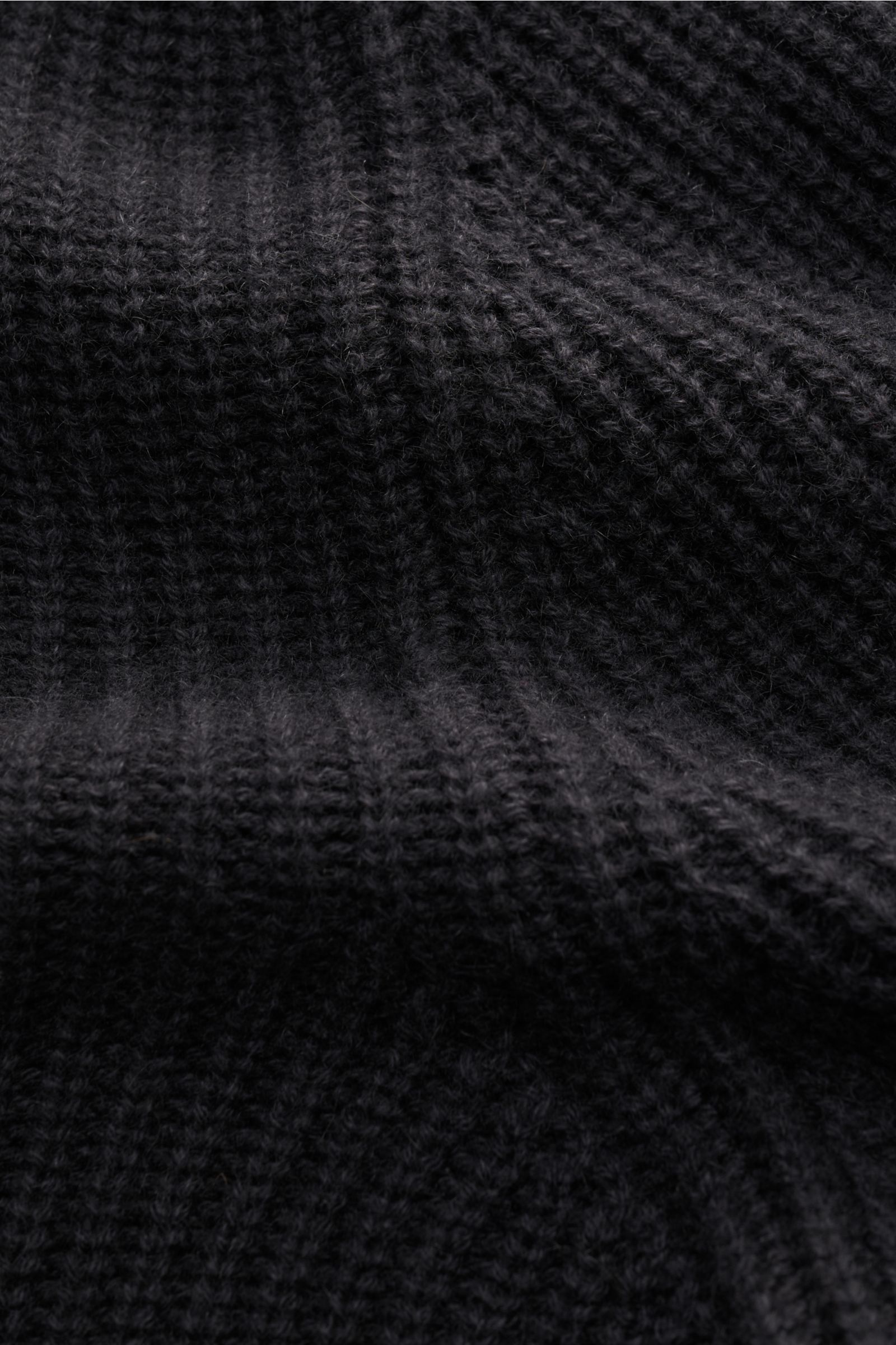 Close-up front view of Iris von Arnim Uomo Cashmere Strickjacke 'Curt' dunkelgrau showing coarse rib knit texture in dark grey.

Luxuriösen Komfort verspricht diese legere Strickjacke von IRIS VON ARNIM UOMO in grobem Rippstrickmuster aus geschmeidigem