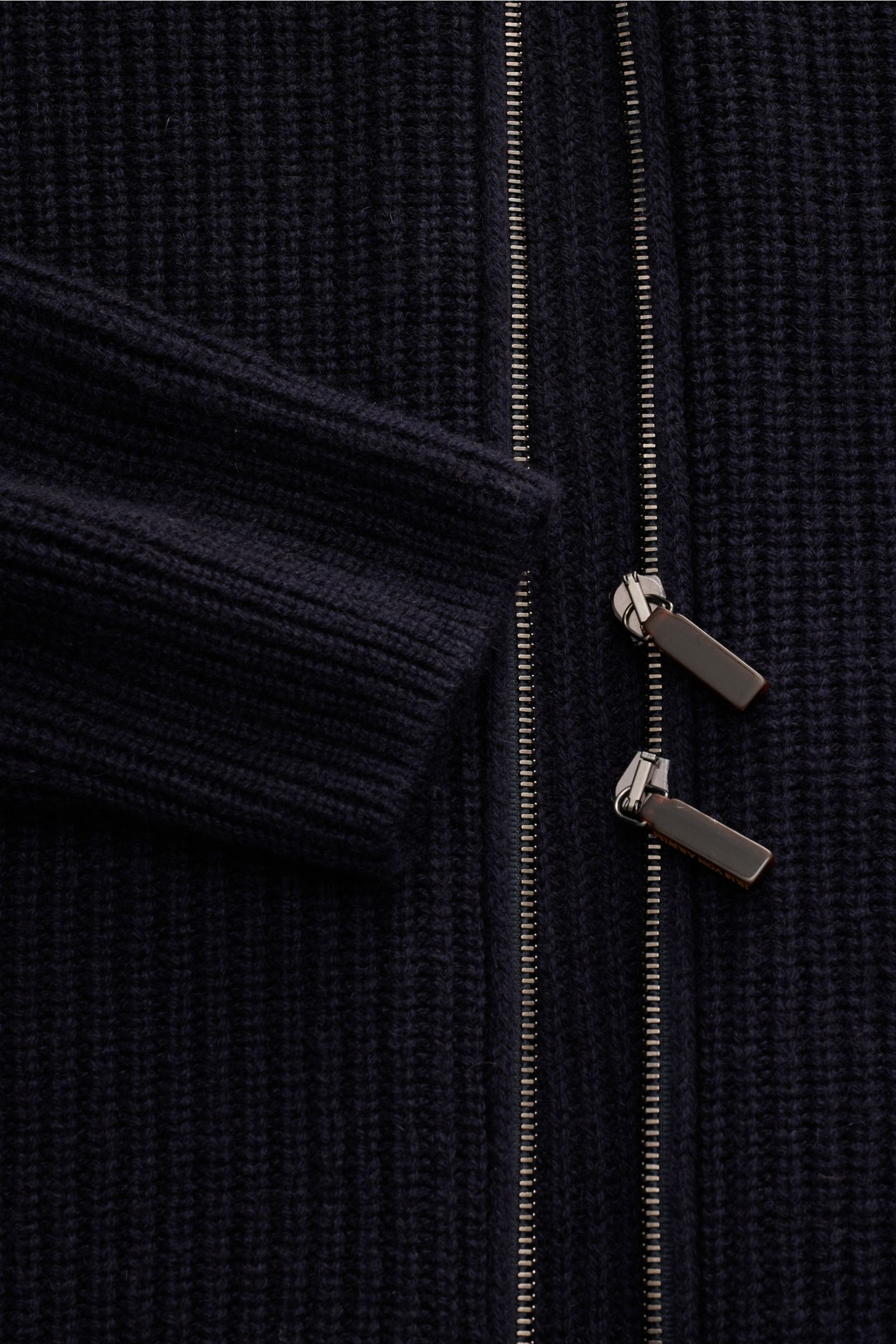 Nahaufnahme aus schräger Vogelperspektive der Iris von Arnim Uomo Cashmere Strickjacke 'Curt' navy mit grobem Rippstrick, zwei Wege Reißverschluss, Stehkragen und weichem Griff.