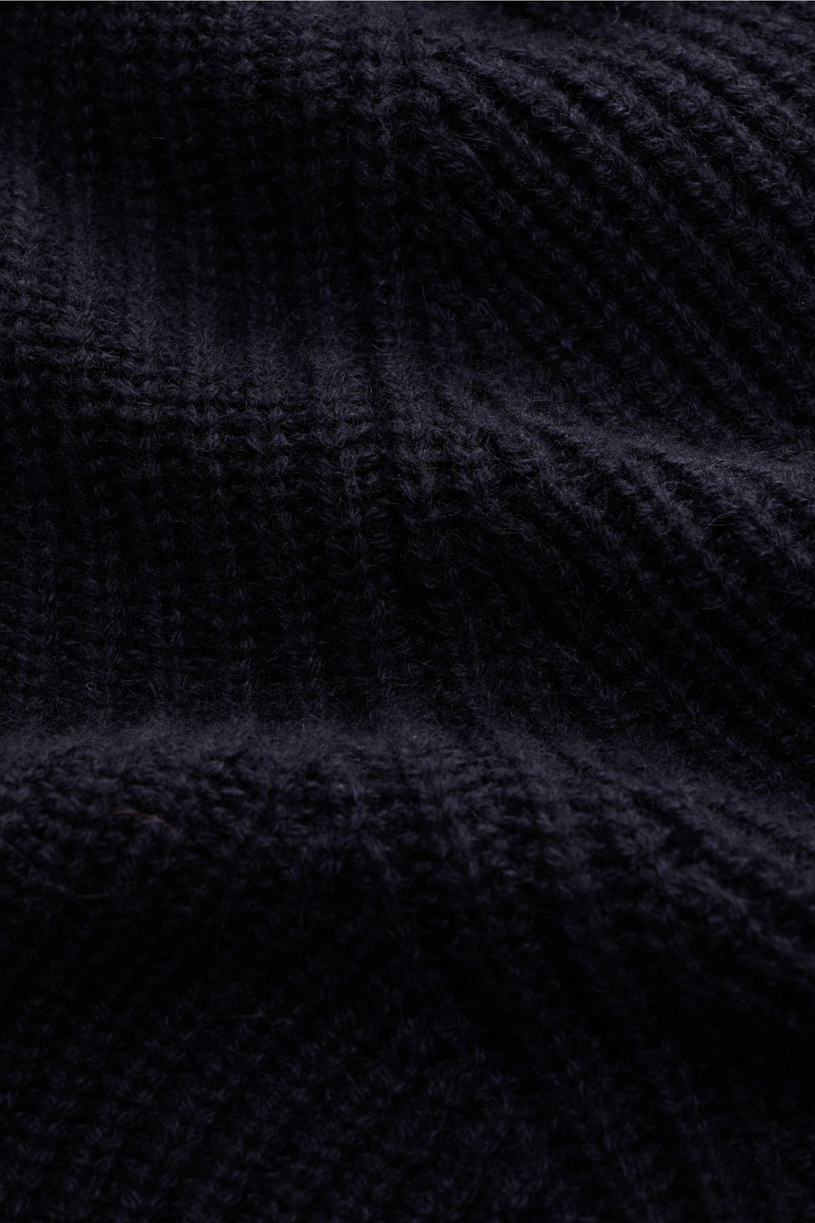 Nahaufnahme der Iris von Arnim Uomo Cashmere Strickjacke 'Curt' navy in grobem Rippstrickmuster, weicher Griff, Stonewashed-Design.