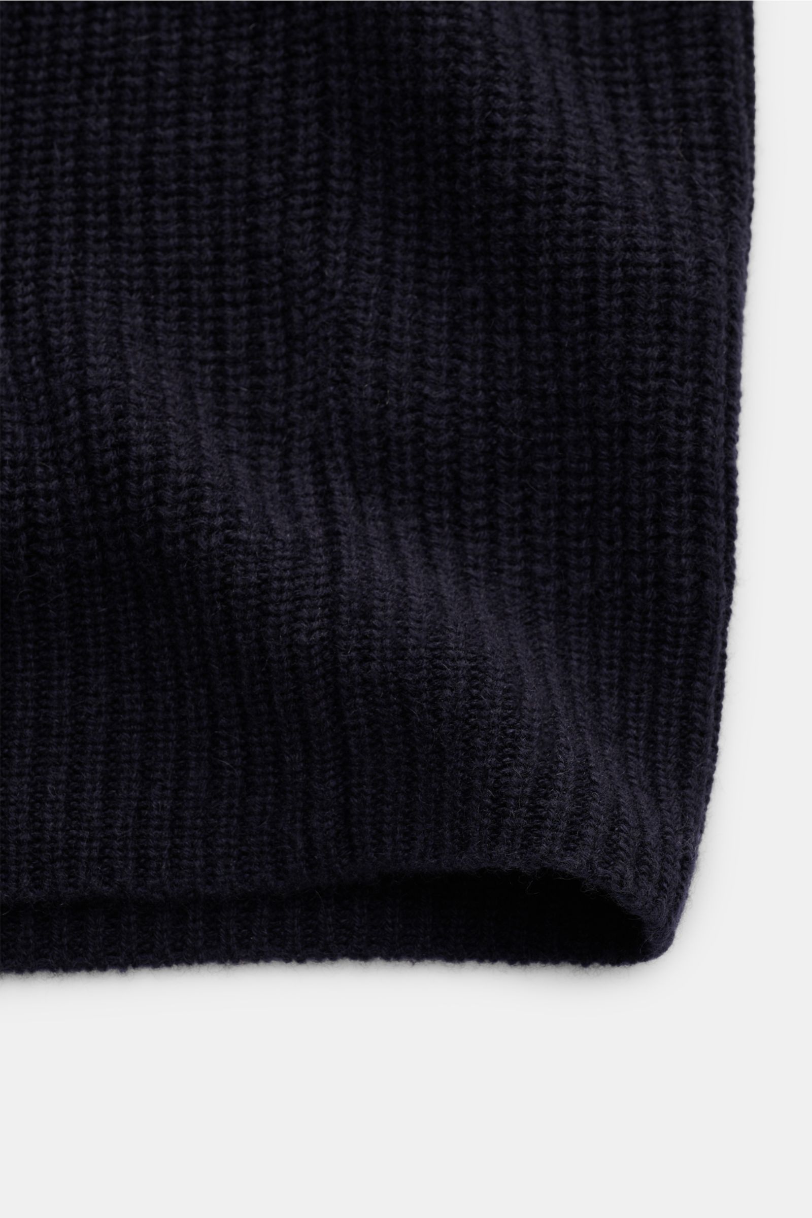 Iris von Arnim Uomo Cashmere Strickjacke 'Curt' navy, Detailaufnahme des groben Rippstricks aus weichem, stonewashed Cashmere, Nahaufnahme.