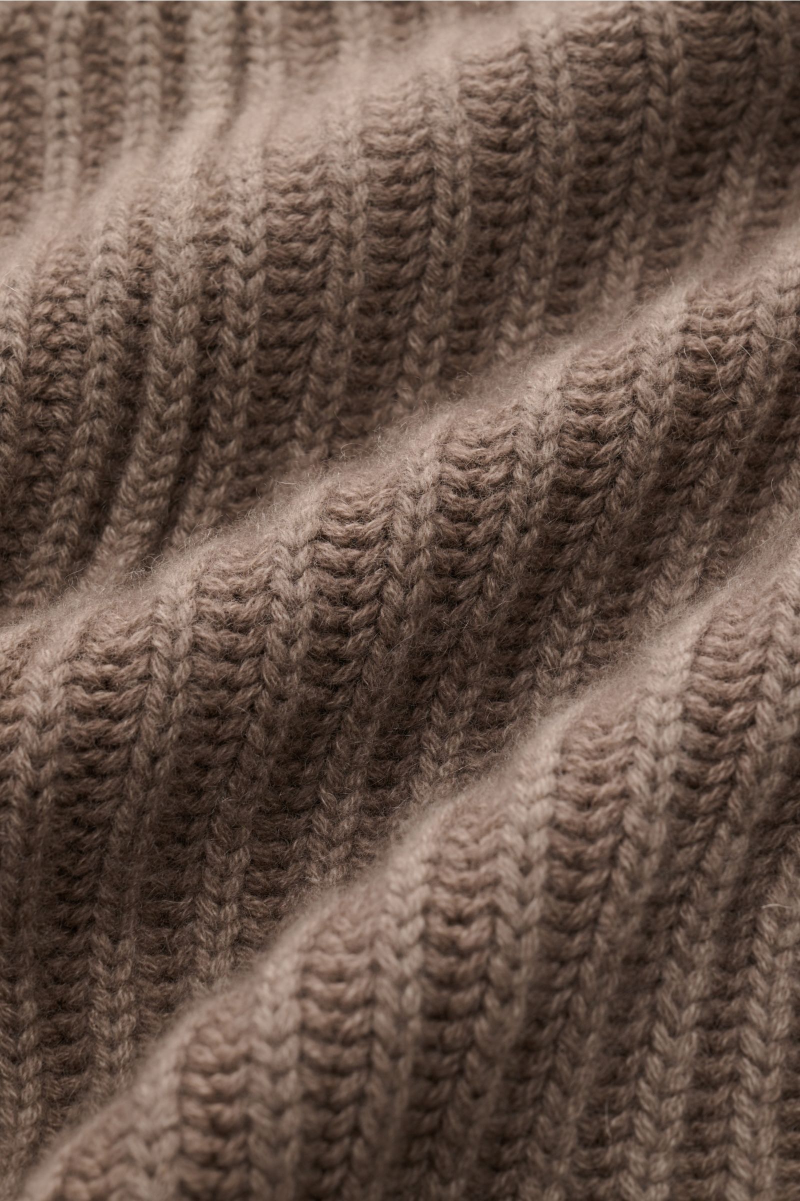 Close-up front view of Iris von Arnim Uomo Cashmere Rundhalspullover 'Arlington' taupe showing voluminous patent knit texture.

Kompromisslose Strickqualität – made to last: Der Rundhalspullover 'Arlington' vom renommierten Hamburger Label IRIS VON ARN