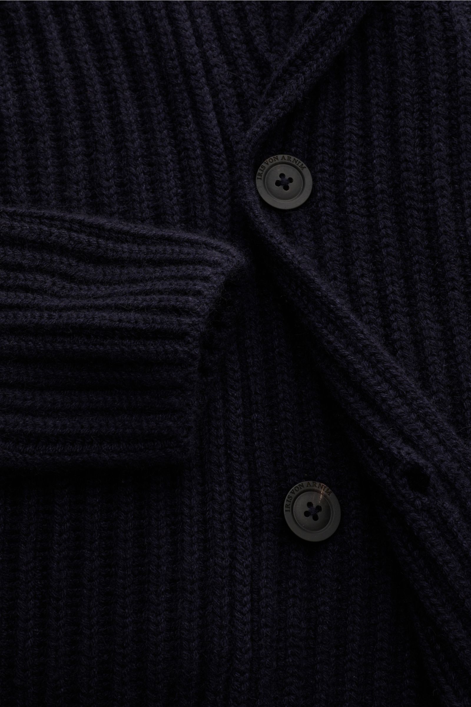 Nahaufnahme von Iris von Arnim Uomo Cashmere Cardigan 'Arvada' navy, voluminöser Patentstrick, zweireihig geknöpft, weicher Griff, Reverskragen.