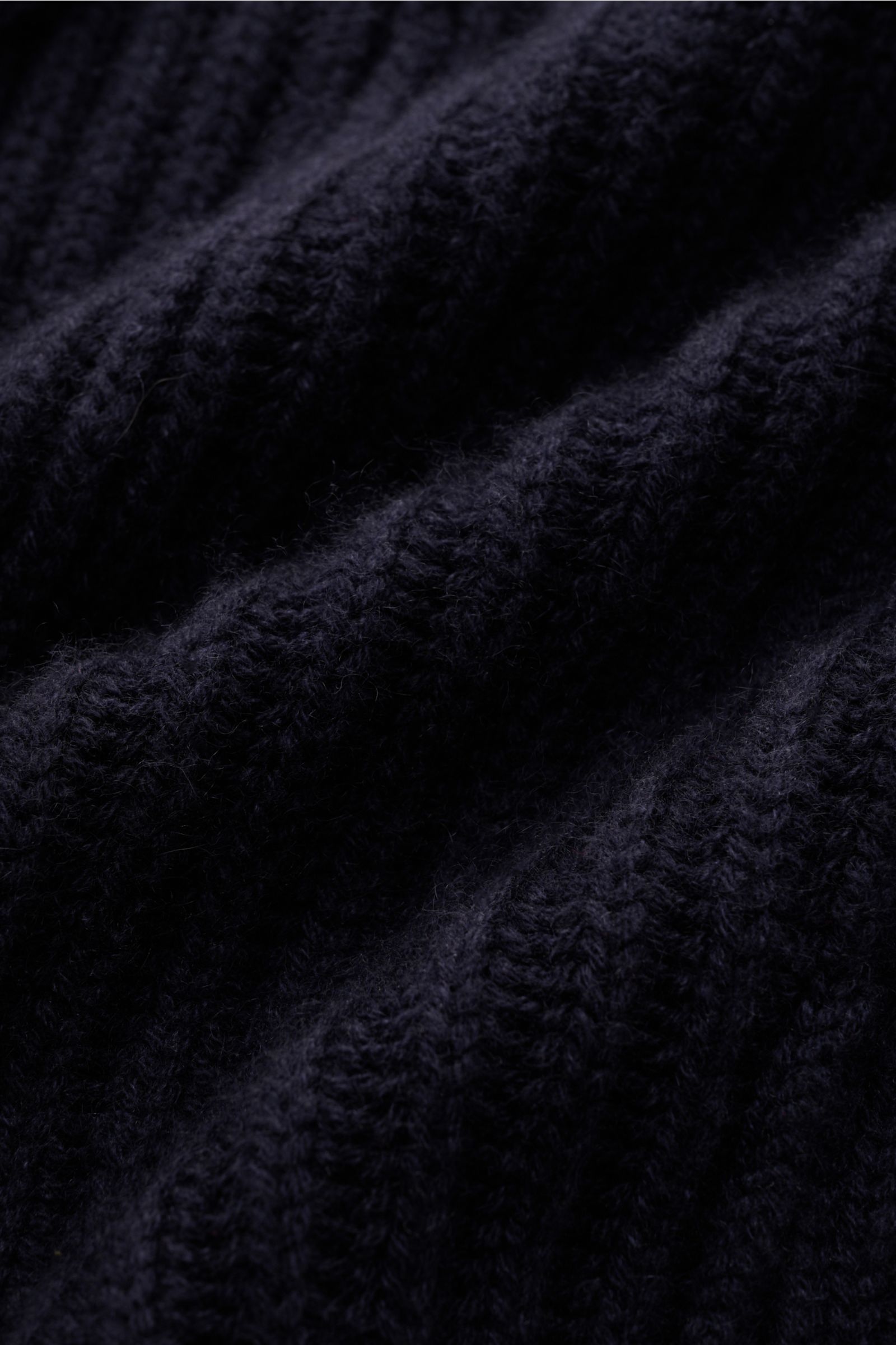 Nahaufnahme des voluminösen Patentstricks in Navy des Iris von Arnim Uomo Cashmere Cardigan 'Arvada', weich und stonewashed.