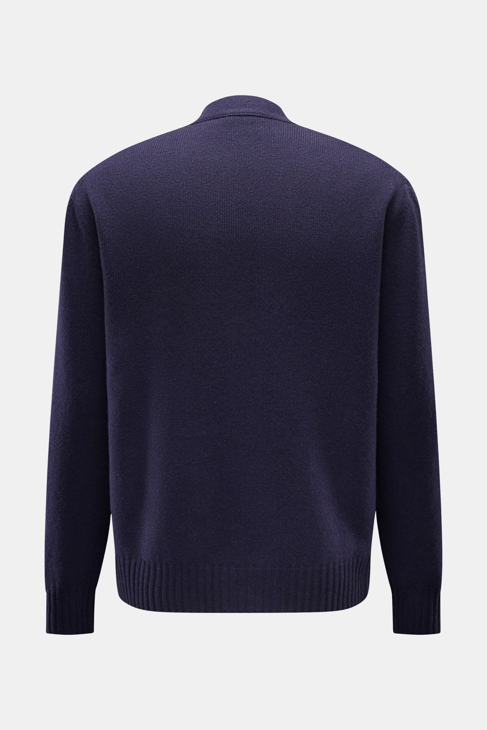 Rear view of the 04651/ A trip in a bag Cardigan navy in fine wool and cashmere blend with soft feel, fine knit, oversized fit, ribbed bands.

Subtle luxury: Fine material in wool and cashmere and the contrasting pocket make this cardigan by 04651/ A T