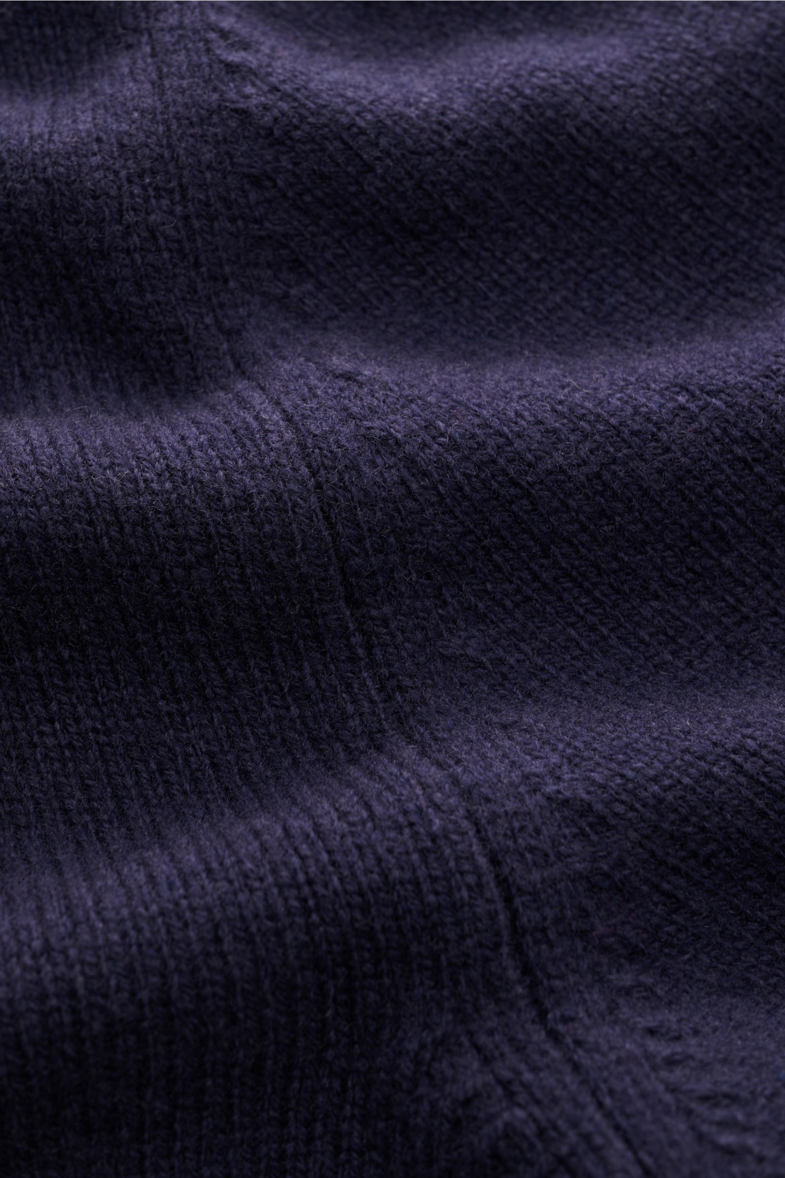 Close-up texture of the 04651/ A trip in a bag Cardigan navy, highlighting fine wool and cashmere knit from a front angle.

Subtle luxury: Fine material in wool and cashmere and the contrasting pocket make this cardigan by 04651/ A TRIP IN A BAG an eye