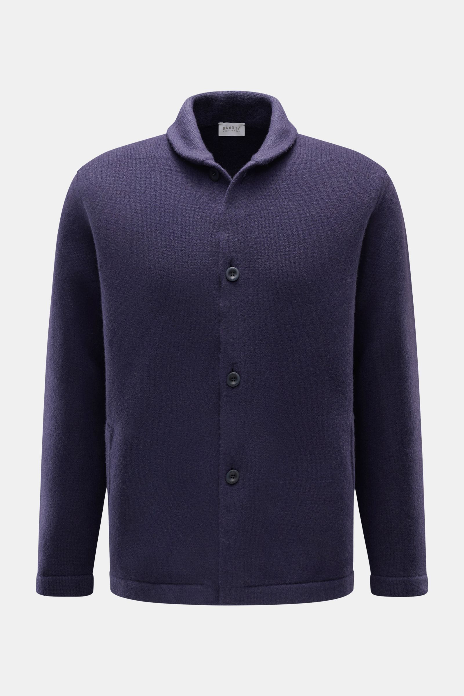 Frontale Nahaufnahme des 04651/ A trip in a bag Cardigan 'Knit Overjacket' navy mit Schalkragen, glatter Knopfleiste und Fronttaschen aus Wolle und Cashmere.