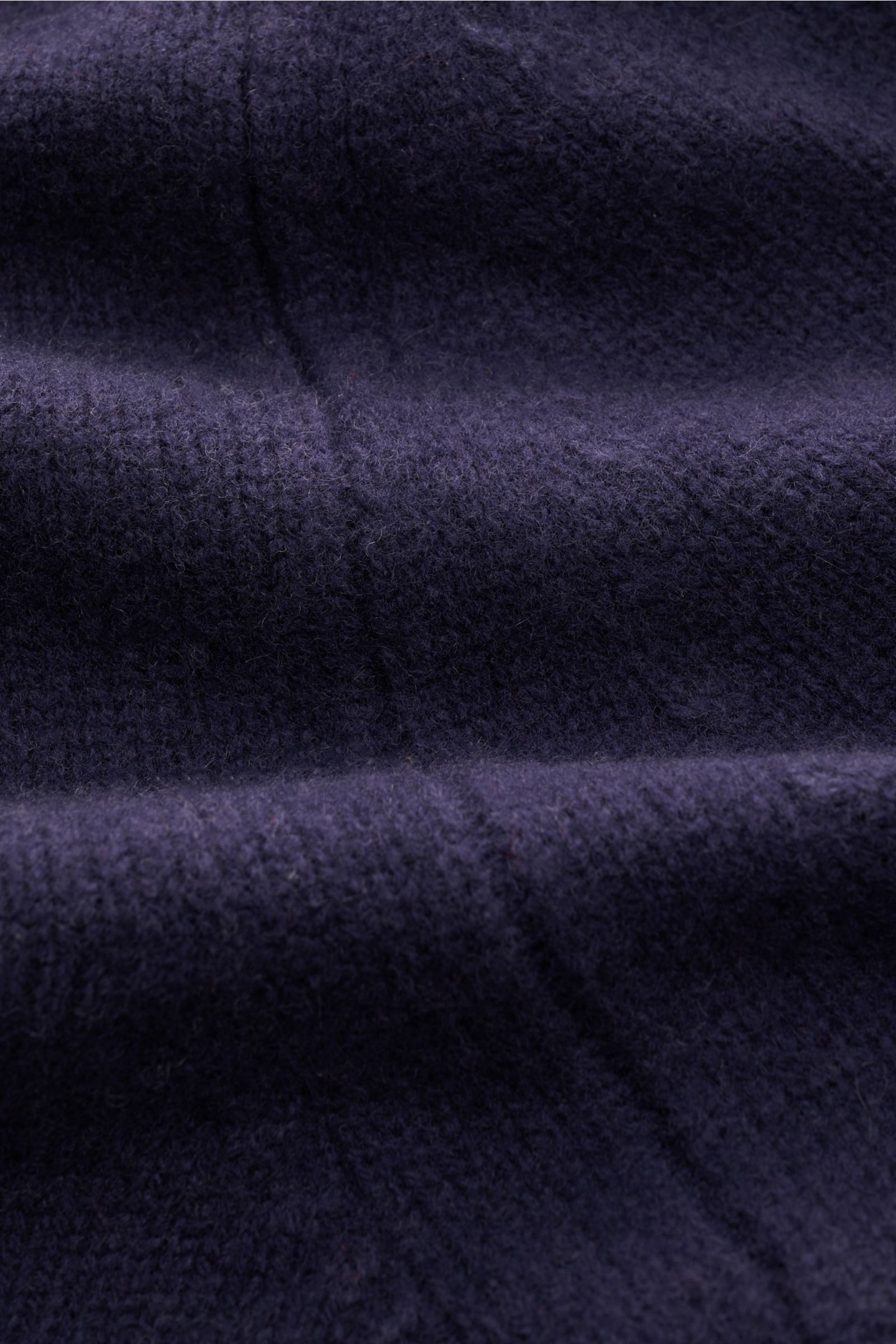 Nahaufnahme des mittelfeinen Strickbilds des 04651/ A trip in a bag Cardigan 'Knit Overjacket' navy aus Wolle und Cashmere mit weichem Griff.