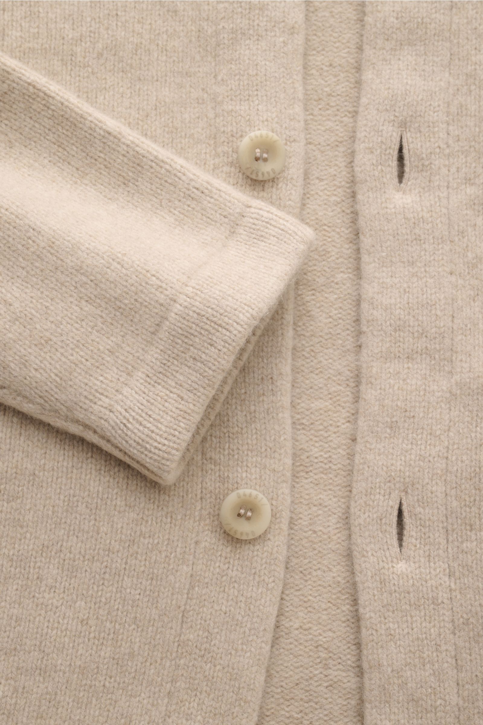 Nahaufnahme des 04651/ A trip in a bag Cardigan 'Knit Overjacket' beige meliert mit mittelfeinem Strick, Schalkragen, glatter Knopfleiste und Fronttaschen, weicher Wolle-Cashmere-Mix, Regular Fit, aus frontaler Perspektive fotografiert.