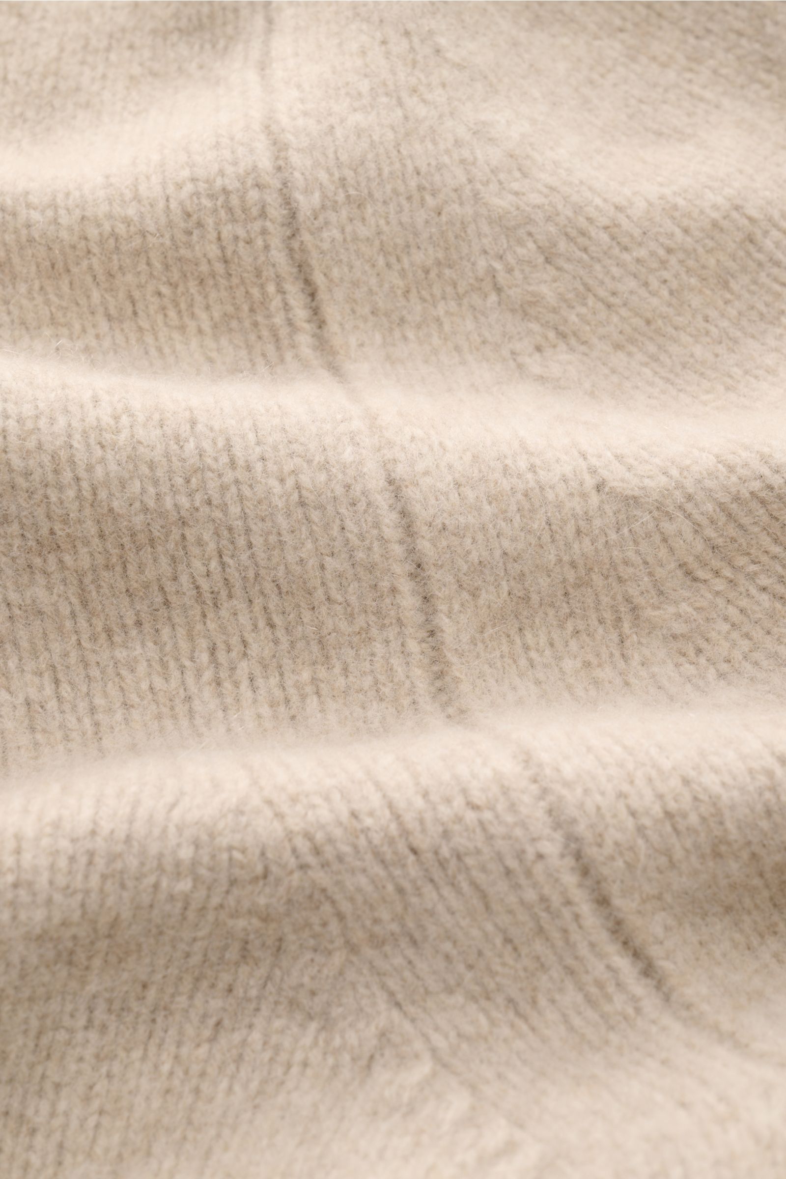 Beige meliertes Detailfoto des weichen Strickbilds vom 04651/ A trip in a bag Cardigan 'Knit Overjacket' mit Wolle und Cashmere.