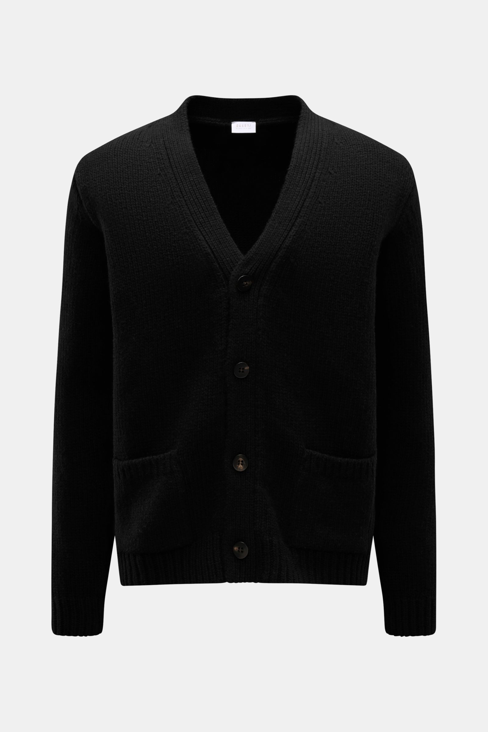 04651/ A trip in a bag Cardigan 'Bold' schwarz, frontale Ansicht, grobes Strickbild, reine Wolle, Oversized Fit, Vier-Knopf-Leiste, aufgesetzte Fronttaschen.