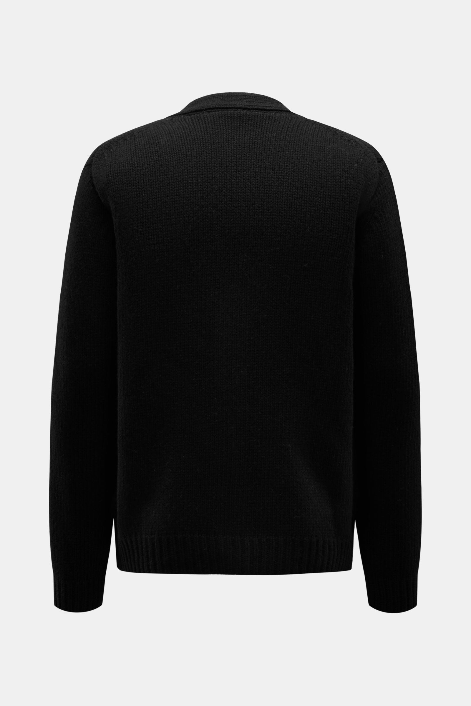 Rückansicht des 04651/ A trip in a bag Cardigan 'Bold' schwarz aus reiner Lammwolle mit grobem Strickbild, Oversized Fit und weichem Griff.