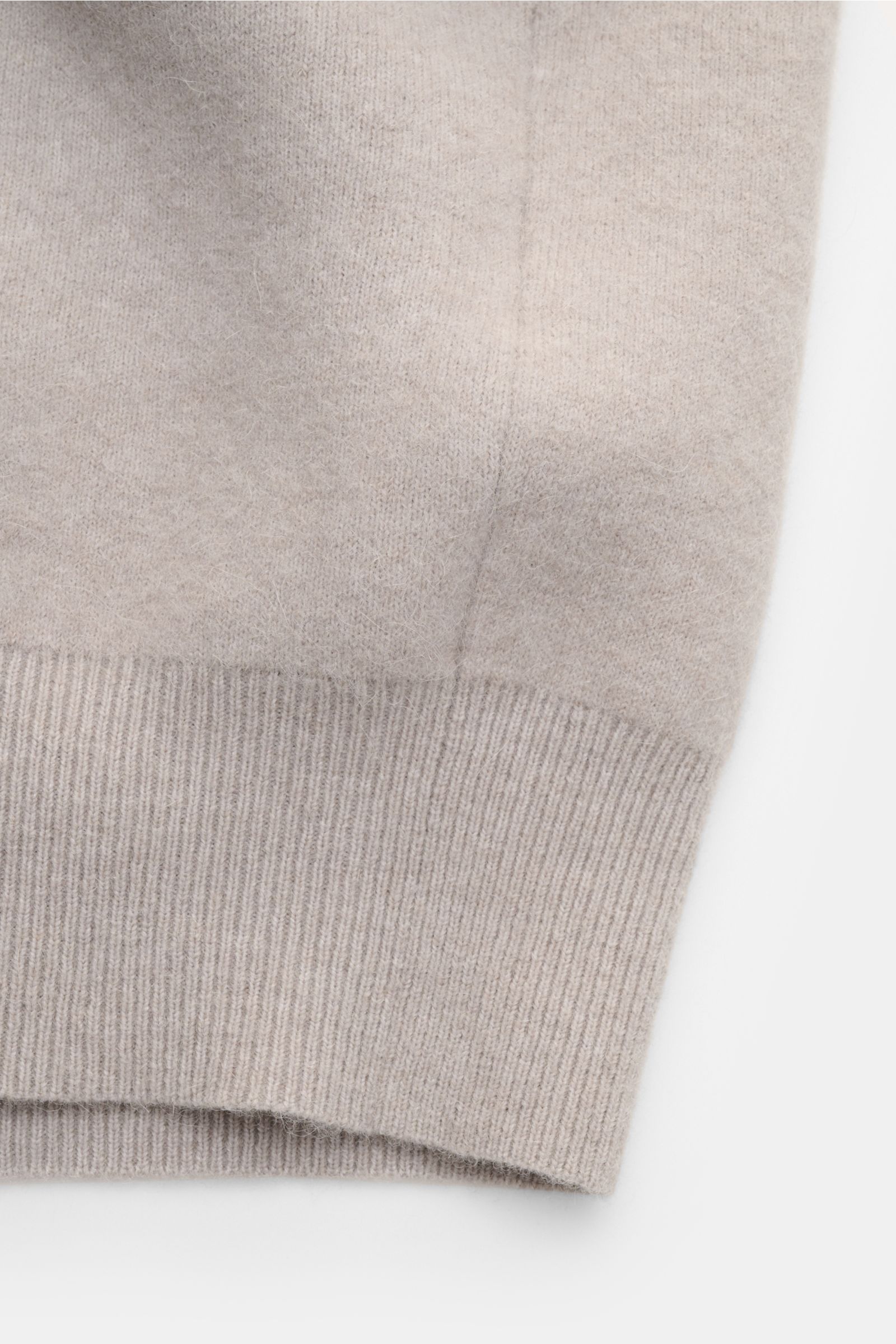 Close-up view of the ribbed cuff and fine knit texture of the Kiefermann Strickjacke 'Fabions' hellgrau meliert, a luxurious alpaca-merino wool cardigan with oversized fit, diagonal pockets, zipper, and comfortable ribbed cuffs, perfect for winter layerin