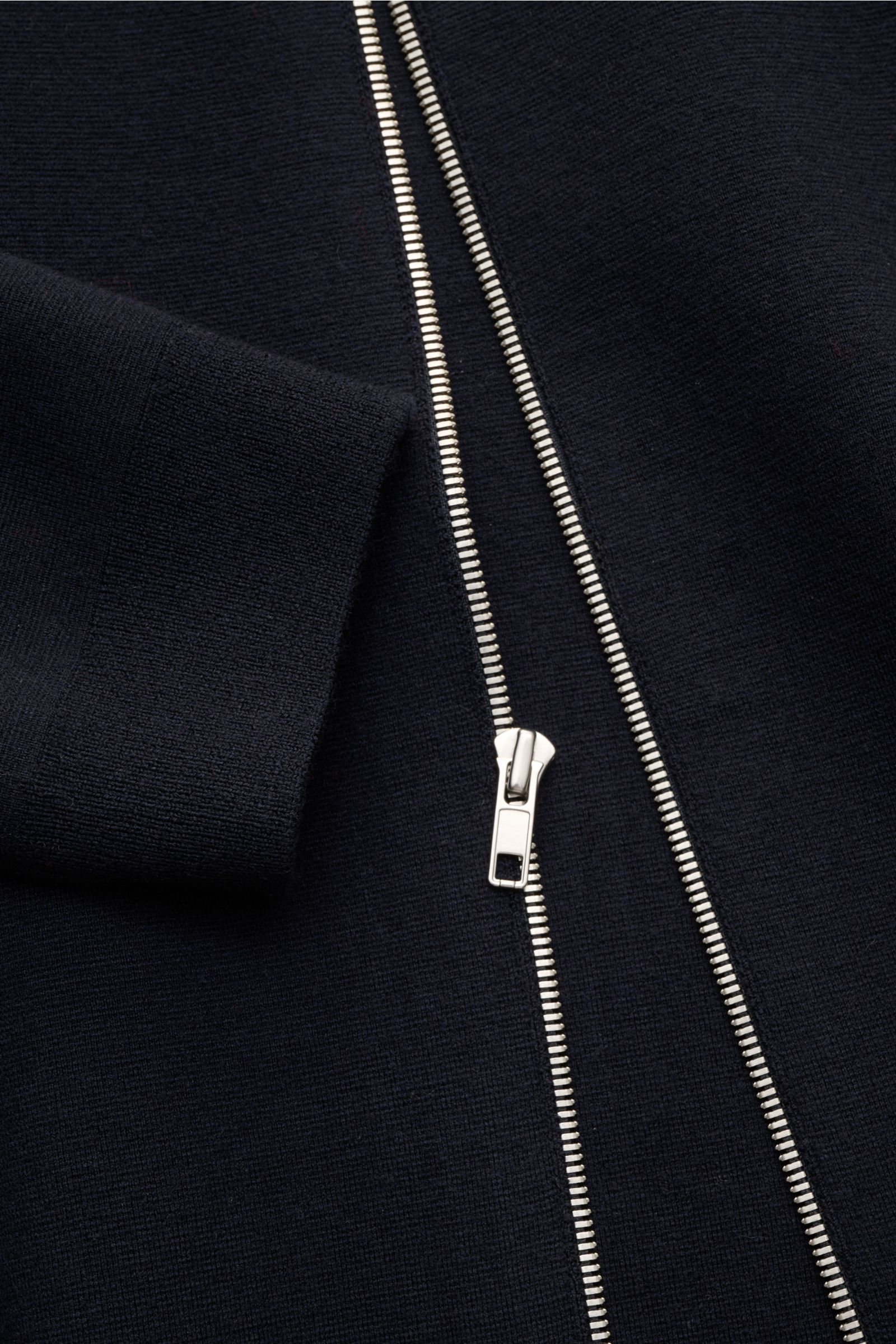 Nahaufnahme der Kiefermann Merino Strickjacke 'Dimitri' dark navy von oben, mit Reißverschluss, Stehkragen, Slim Fit, weichem Merinowoll-Material und flexiblen Rippbündchen.