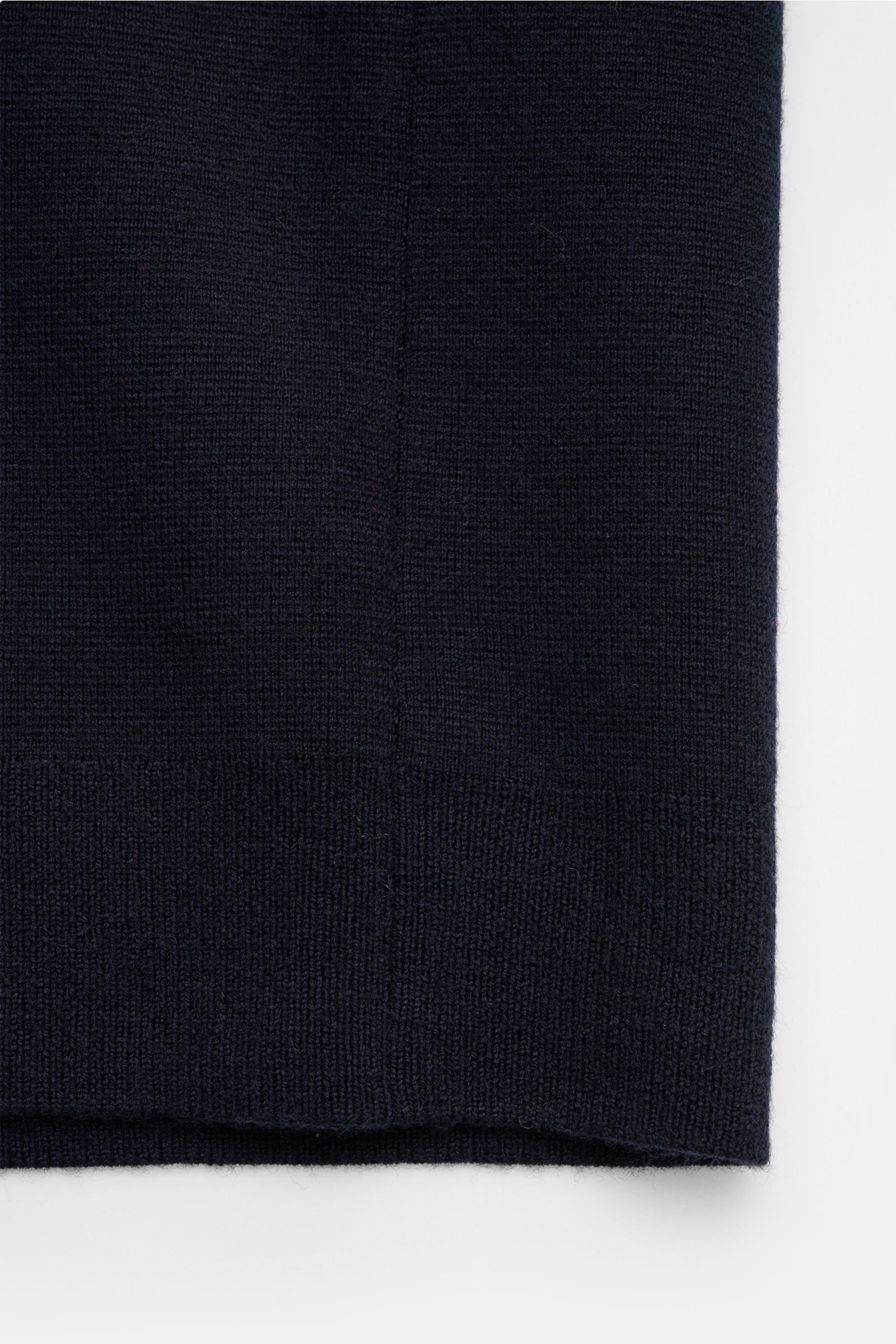 Kiefermann Merino Strickjacke 'Dimitri' dark navy, Detailaufnahme vom Bund, Slim Fit, reine Merinowolle, weicher Griff, feines Strickbild, Stehkragen, Reißverschluss, flexible Rippbündchen, luxuriöser Winterlook.