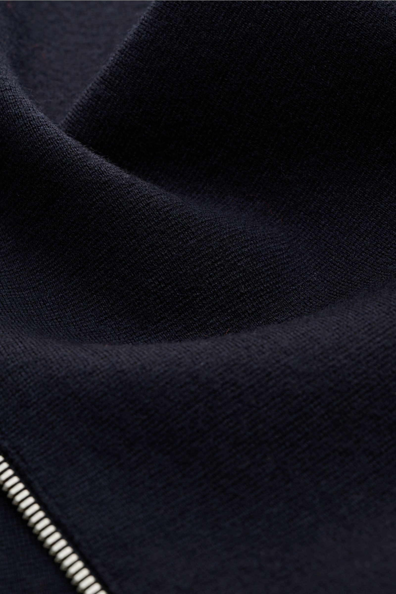 Nahaufnahme der Kiefermann Merino Strickjacke 'Dimitri' dark navy mit Stehkragen, feinem Strick und Reißverschluss, Slim Fit, weicher Merinowolle.