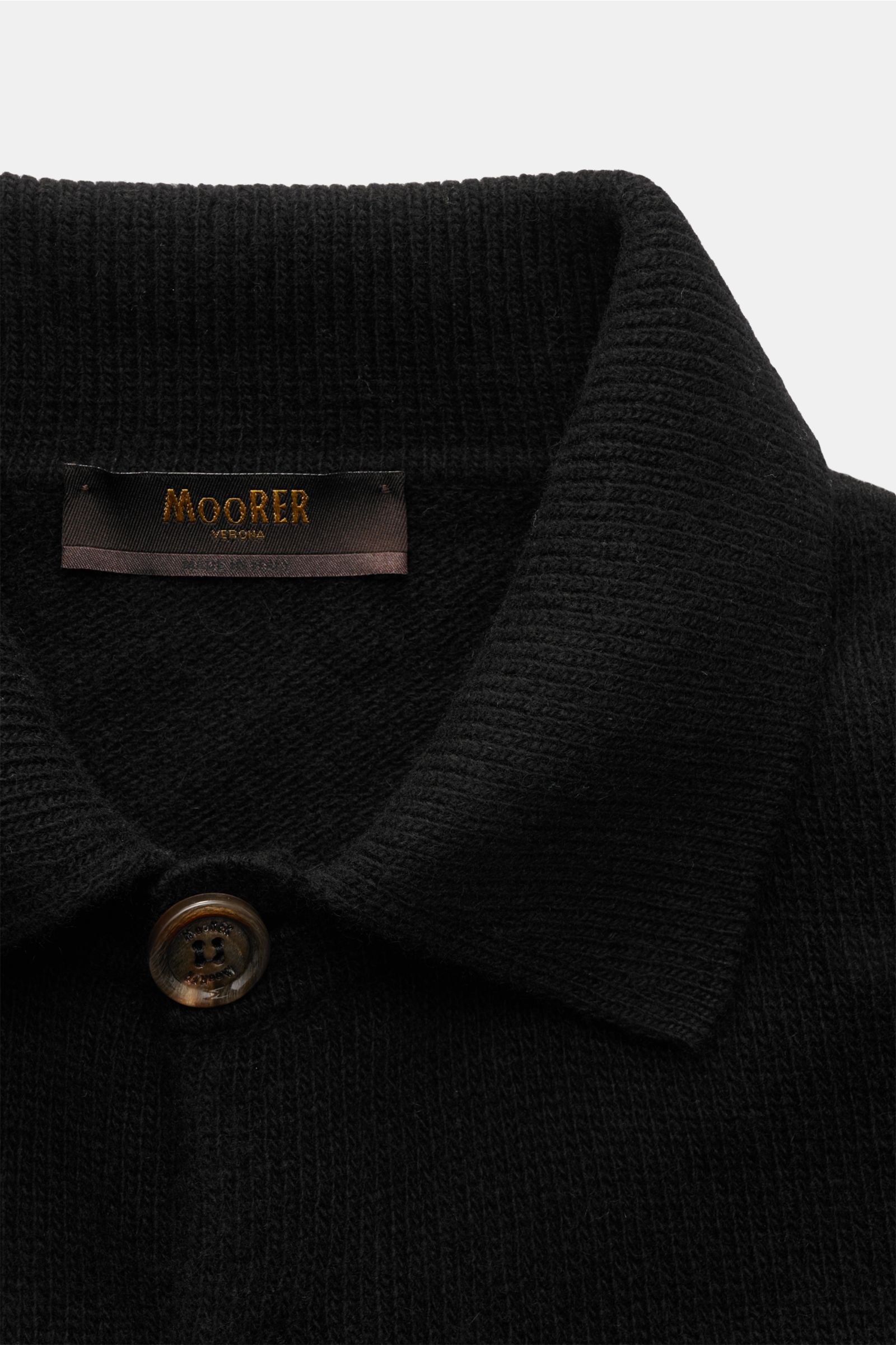Close-up front view of the black Moorer Cardigan 'Allyn' showing the wool and cashmere knit, soft texture, fold-over collar, smooth button placket, and horn button. So fühlt sich Luxus an: Der Cardigan 'Allyn' kombiniert edlen Strick aus Wolle und Cashmer