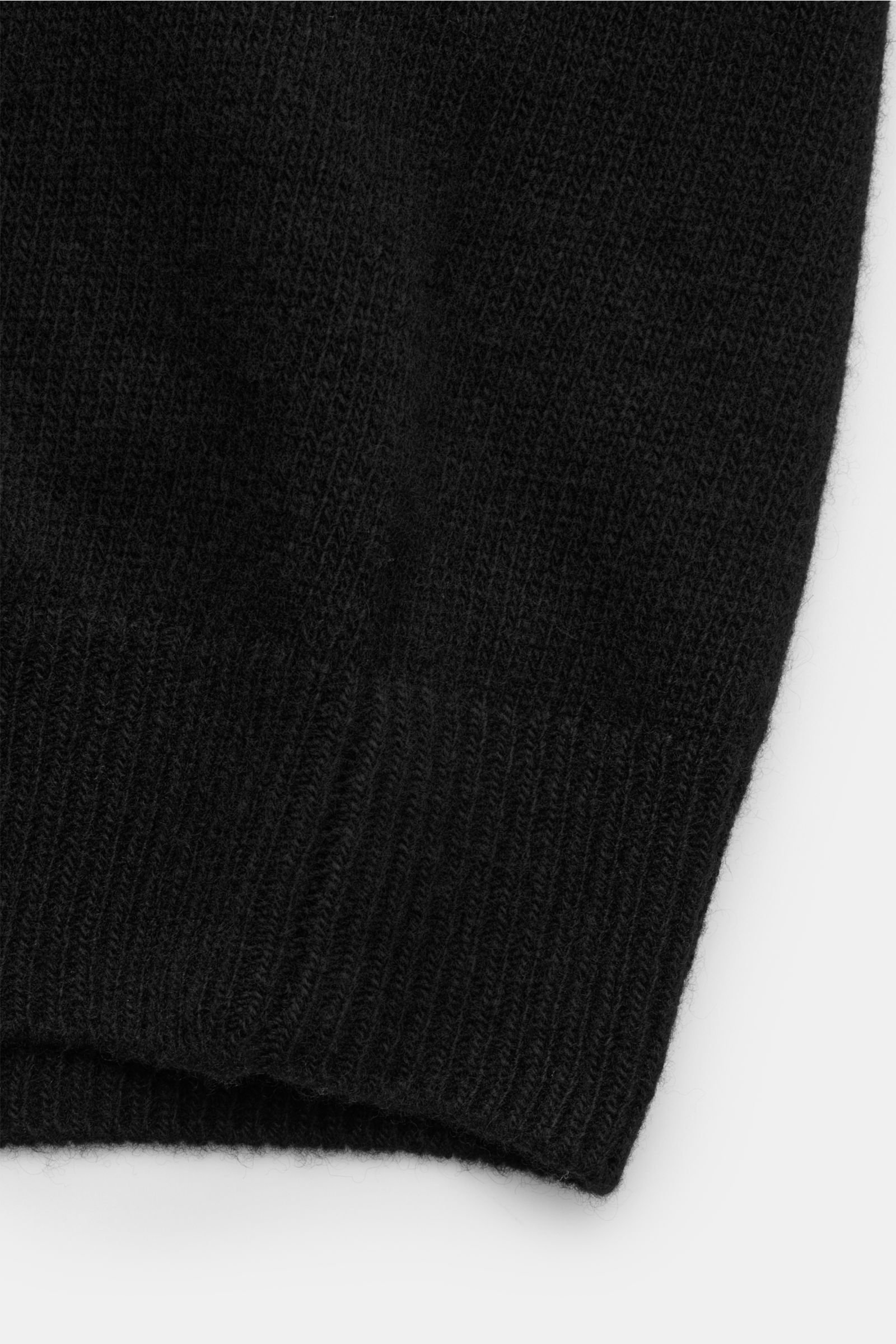 Close-up front view of the black Moorer Cardigan 'Allyn' showing soft wool and cashmere knit, ribbed cuffs, and fine texture.

Description: So fühlt sich Luxus an: Der Cardigan 'Allyn' kombiniert edlen Strick aus Wolle und Cashmere mit smarten Details 