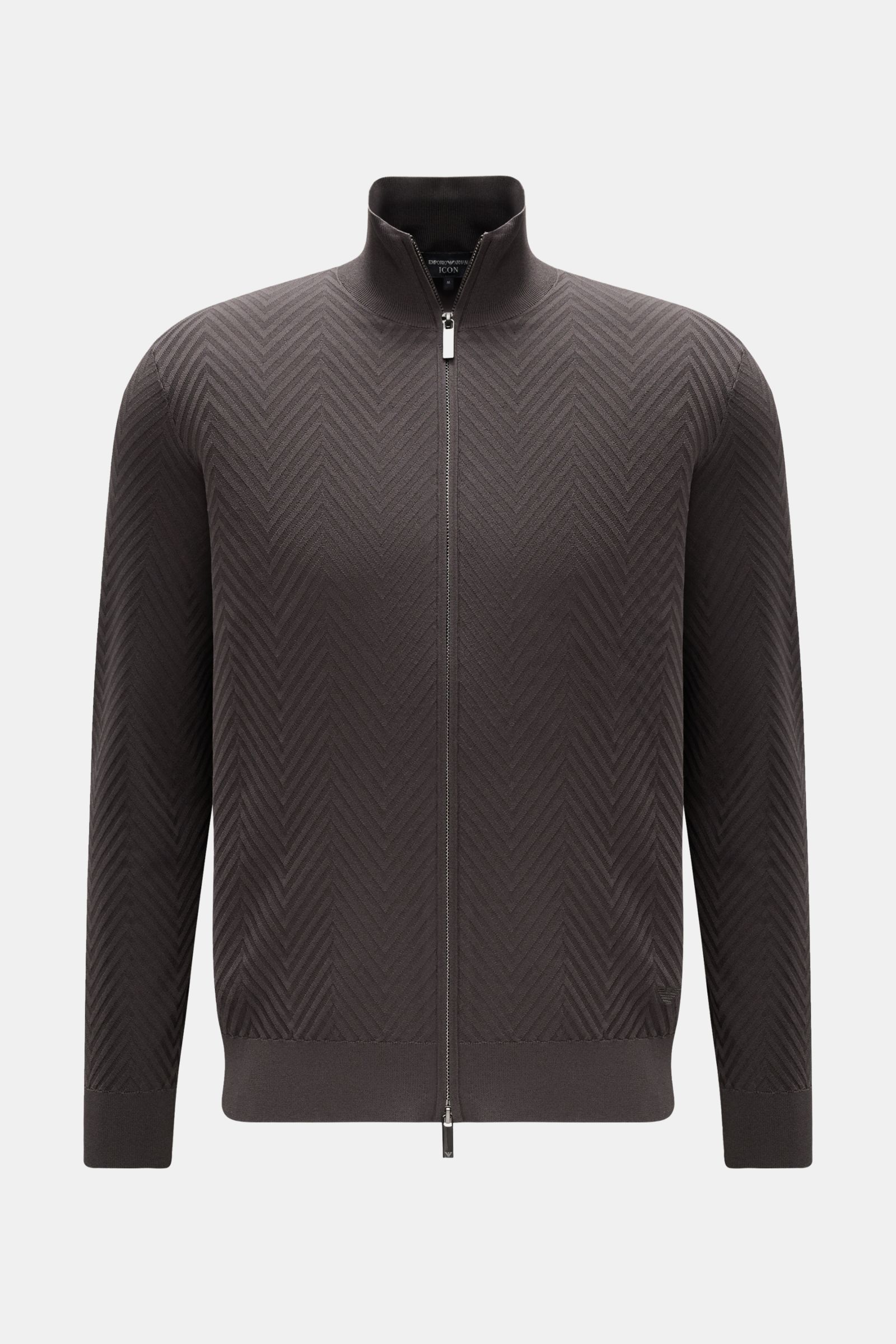 Front view of Emporio Armani Strickjacke dunkelgrau cardigan with tonal herringbone knit, concealed two-way zipper, stand collar, and logo stitching.

Description: Für alle, die dezente Details und stilvolles Design schätzen: Diese Strickjacke von EMPO