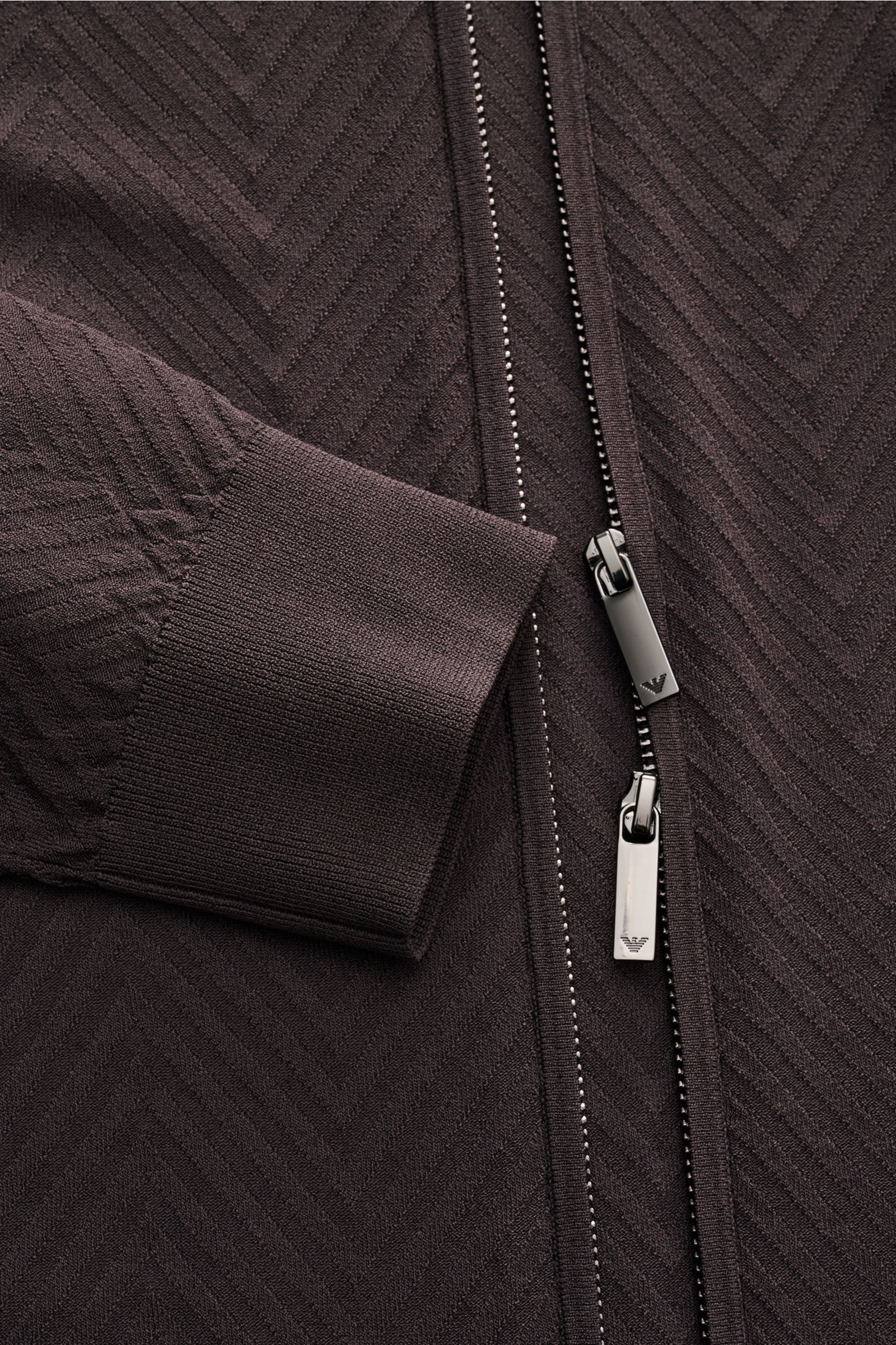 Close-up front view of Emporio Armani Strickjacke dunkelgrau showing tonal herringbone knit pattern, concealed two-way zipper with logo pulls, and ribbed cuff.

Description: Für alle, die dezente Details und stilvolles Design schätzen: Diese Strickjacke v