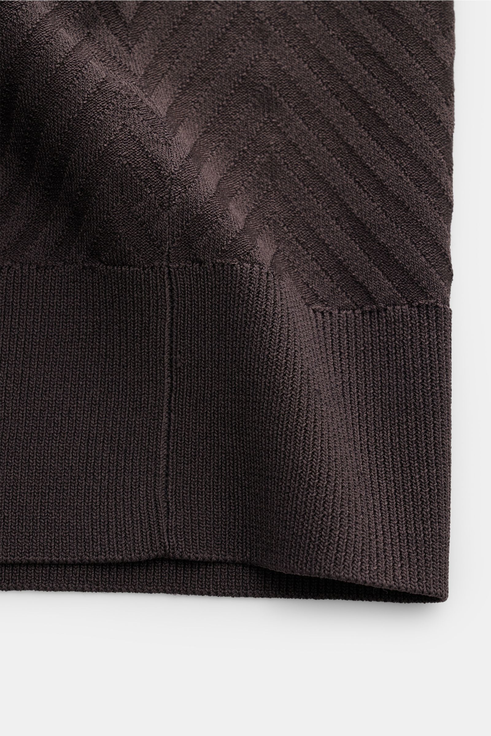 Close-up front view of the Emporio Armani Strickjacke dunkelgrau showing tonal herringbone knit pattern, ribbed cuffs, and hem.

Description incorporating provided content: Für alle, die dezente Details und stilvolles Design schätzen: Diese Strickjacke vo