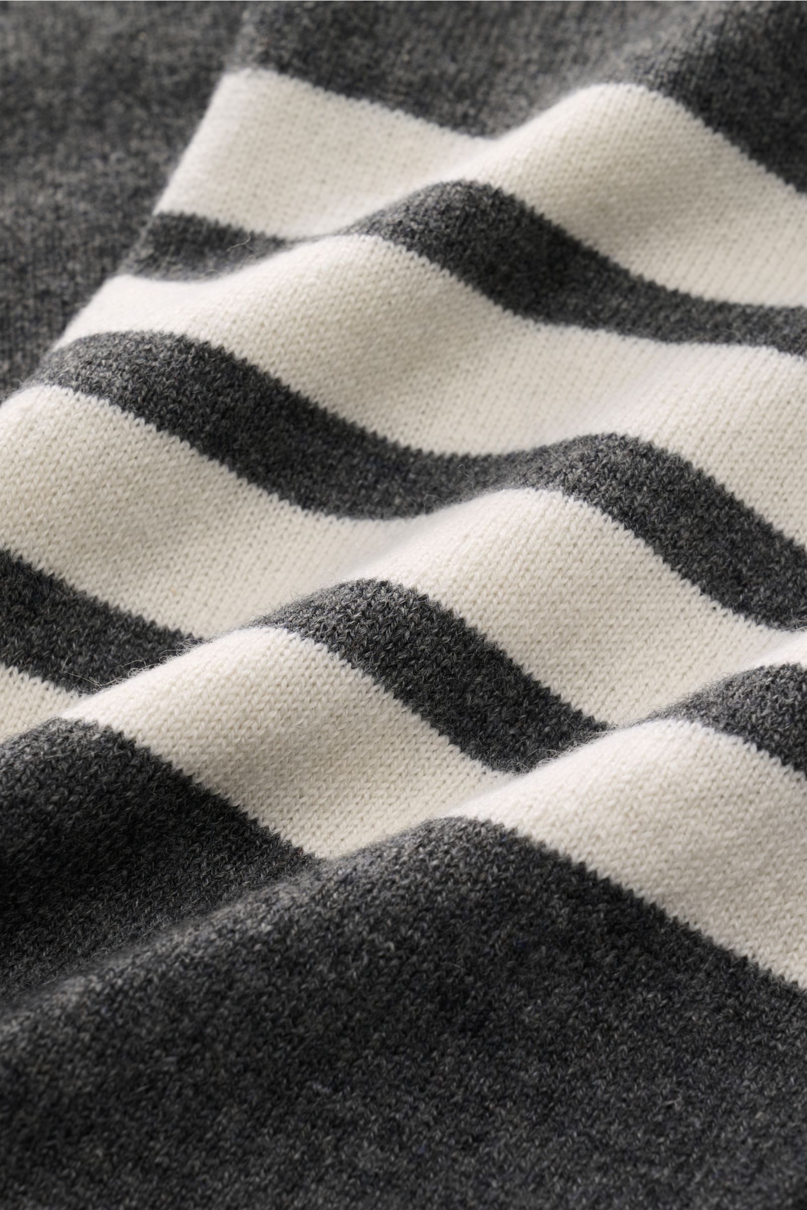 Thom Browne Cashmere Cardigan dunkelgrau meliert close-up showing fine knit texture and dark gray and white stripes, photographed from above.
