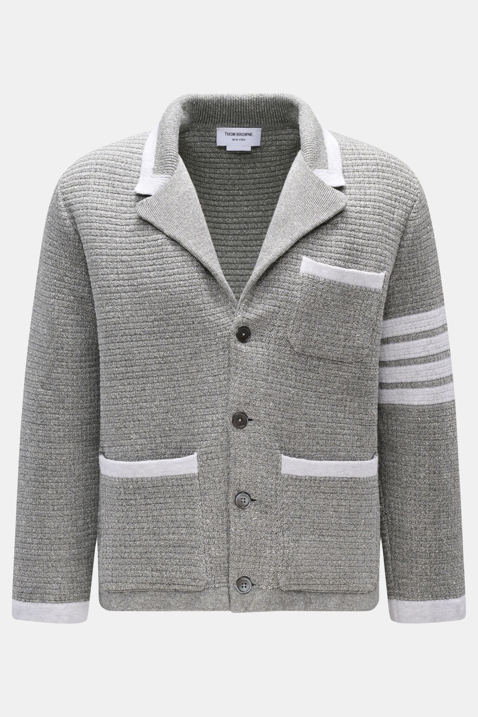 Thom Browne Cardigan hellgrau meliert, frontale Ansicht mit Revers-Ausschnitt, vier Knöpfen, Tricolore-Ripsband und markantem Strickmuster aus Leinen, Baumwolle.
