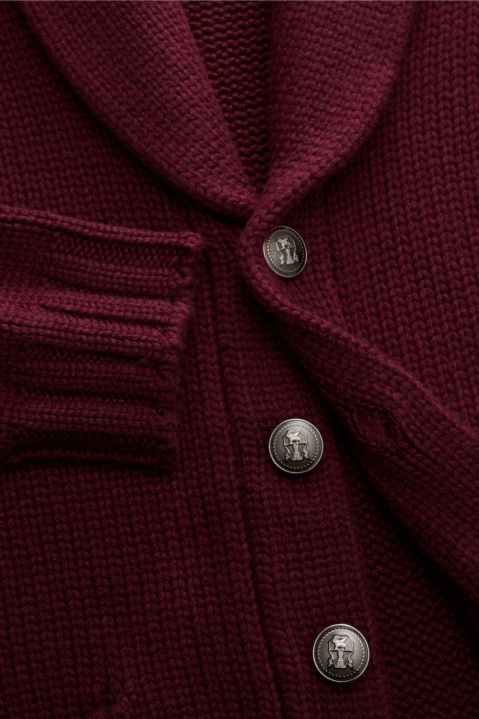 Brunello Cucinelli Cashmere Cardigan bordeaux mit Schalkragen, glatter Knopfleiste, Ripprändern und mittelgroßem Strick aus naher Draufsicht.