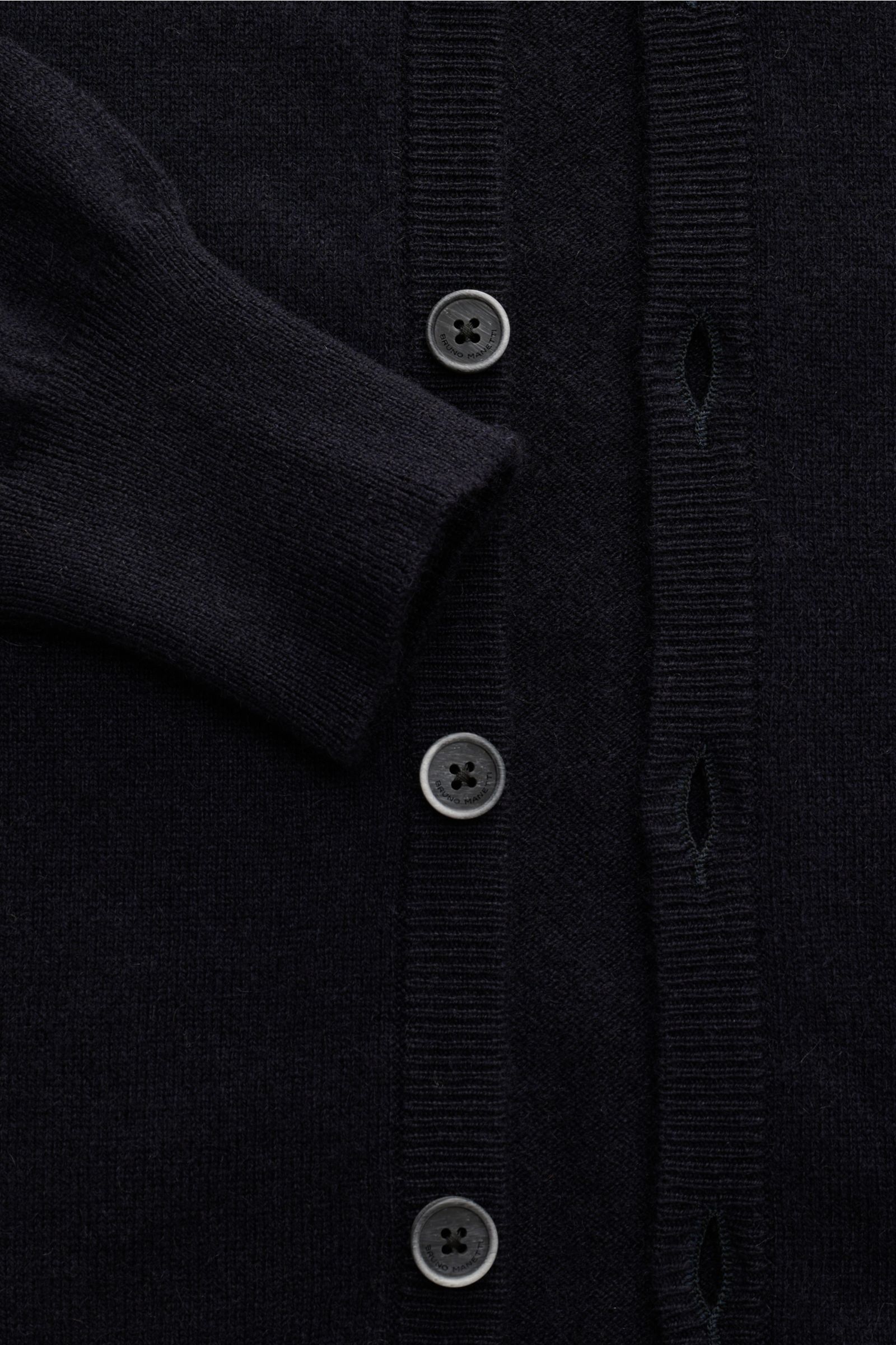 Bruno Manetti Cashmere Cardigan dark navy, Nahaufnahme frontale Perspektive, reiner Cashmere, weicher Griff, feines Strickbild, Regular Fit, V-Neck, Sechs-Knopf-Leiste, komfortable Rippbündchen.