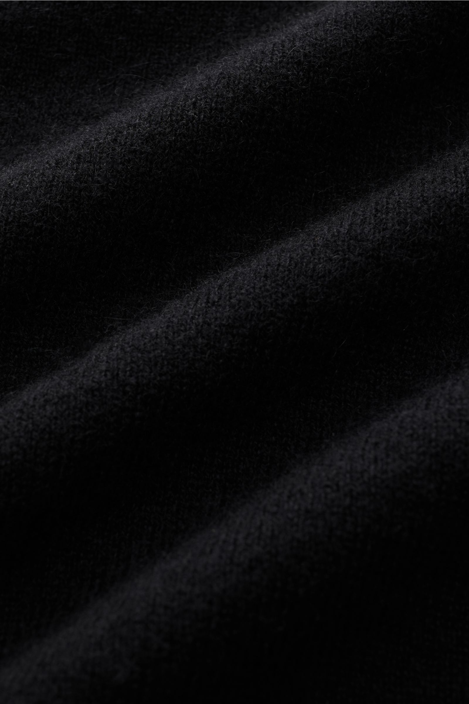 Bruno Manetti Cashmere Cardigan schwarz, Detailaufnahme aus Nahperspektive, reiner Cashmere, weicher Griff, feines Strickbild, Regular Fit, V-Neck, Sechs-Knopf-Leiste, komfortable Rippbündchen.