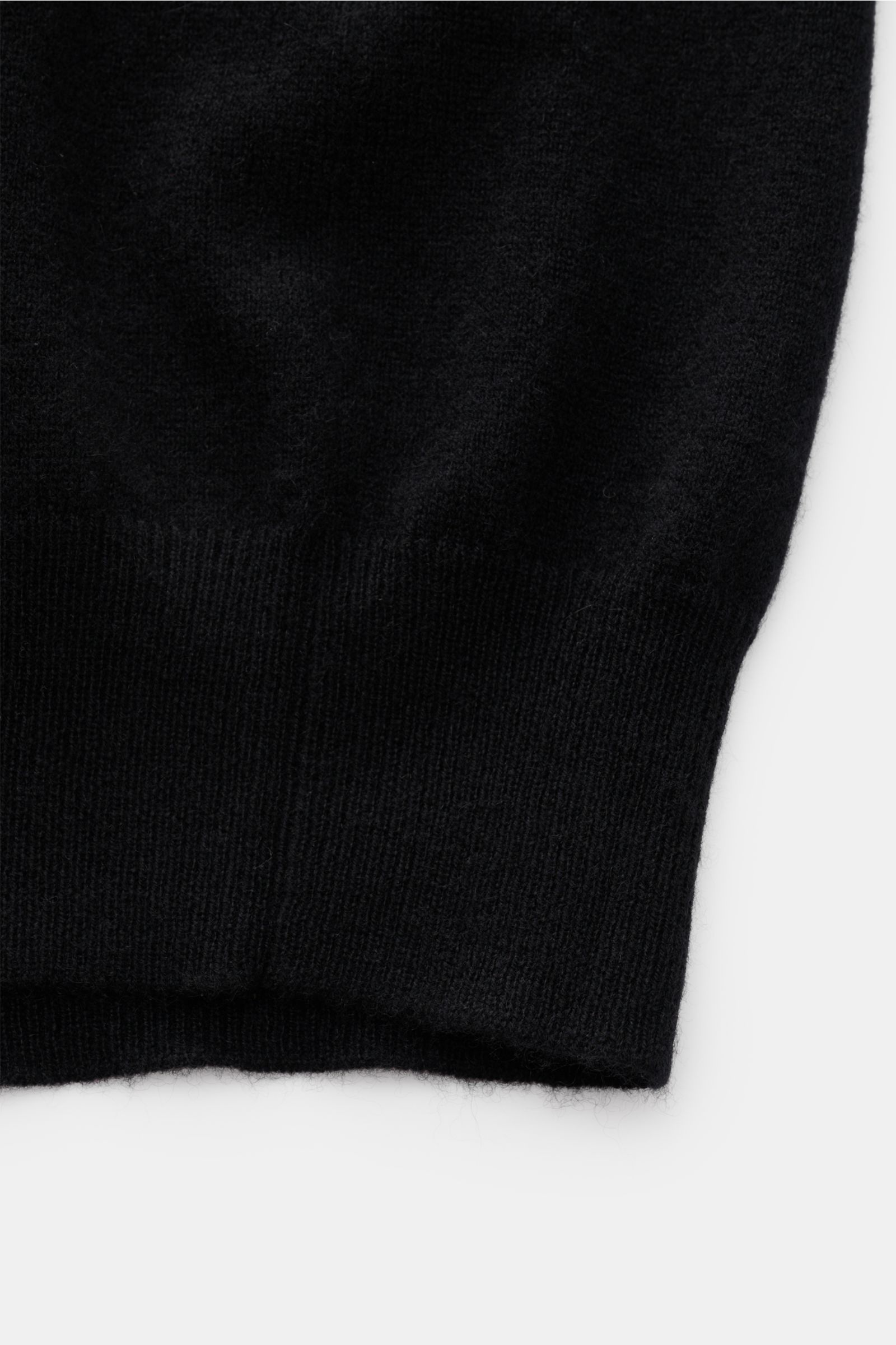 Bruno Manetti Cashmere Cardigan schwarz, Detailaufnahme des unteren Saums mit weichem Griff, feinem Strickbild, Rippbündchen, V-Neck, Regular Fit, reiner Cashmere, sechs-Knopf-Leiste.