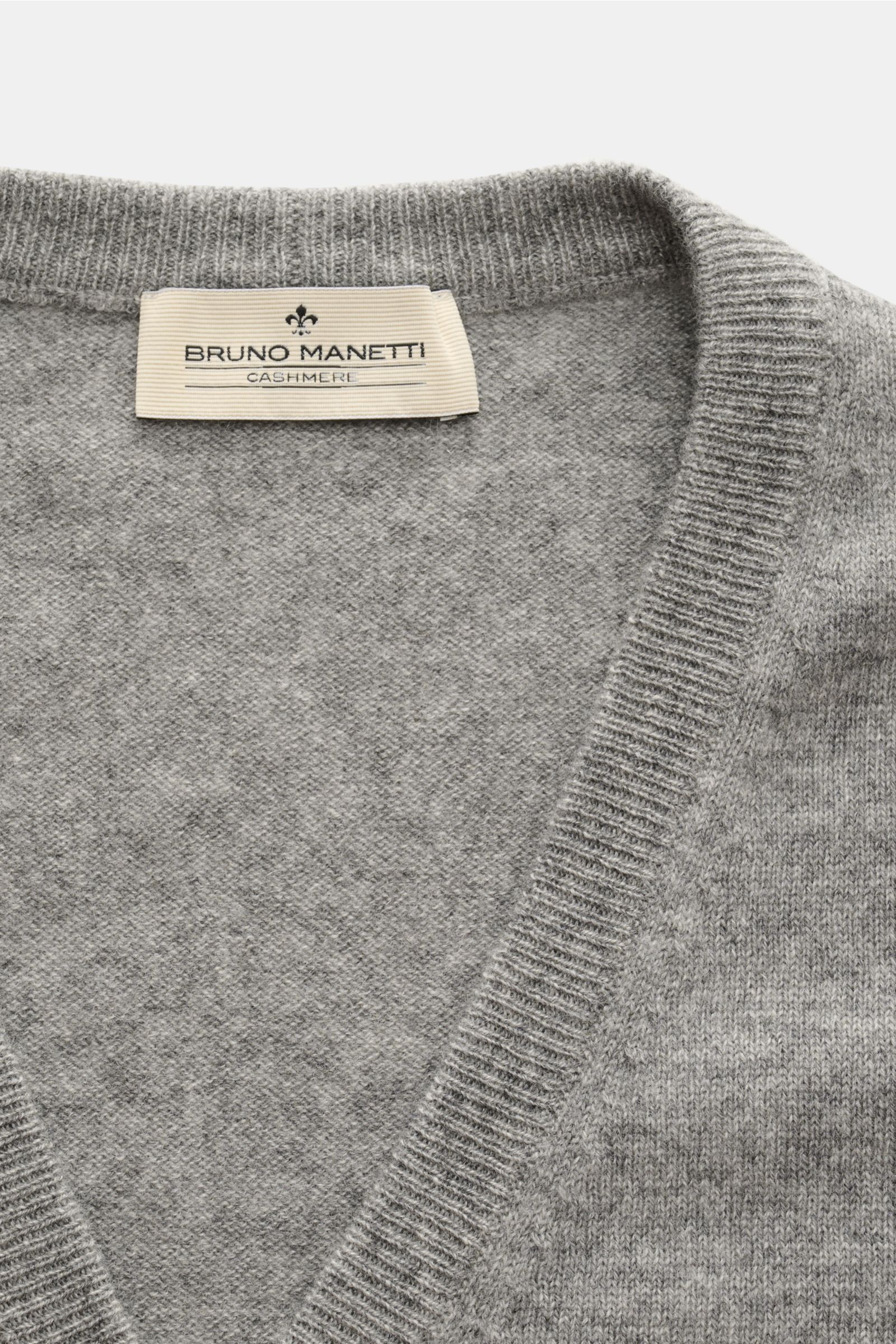 Close-up front view of the Bruno Manetti Cashmere cardigan grey melange showing pure cashmere, soft feel, fine knit, regular fit, V-neck, six-button placket, and comfortable ribbed bands.