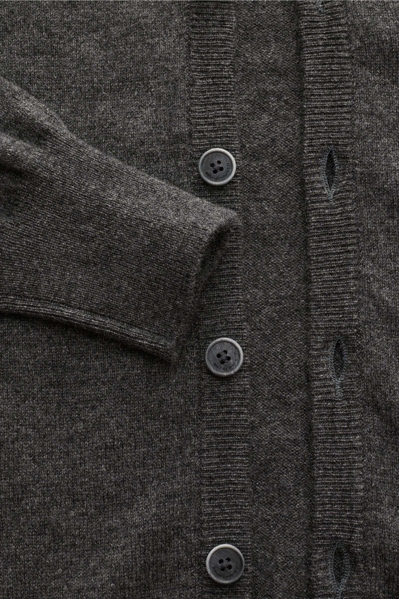 Bruno Manetti Cashmere Cardigan dunkelgrau meliert, Nahaufnahme von vorne, reiner Cashmere, weicher Griff, feines Strickbild, Regular Fit, V-Neck, sechs Knöpfe, komfortable Rippbündchen.