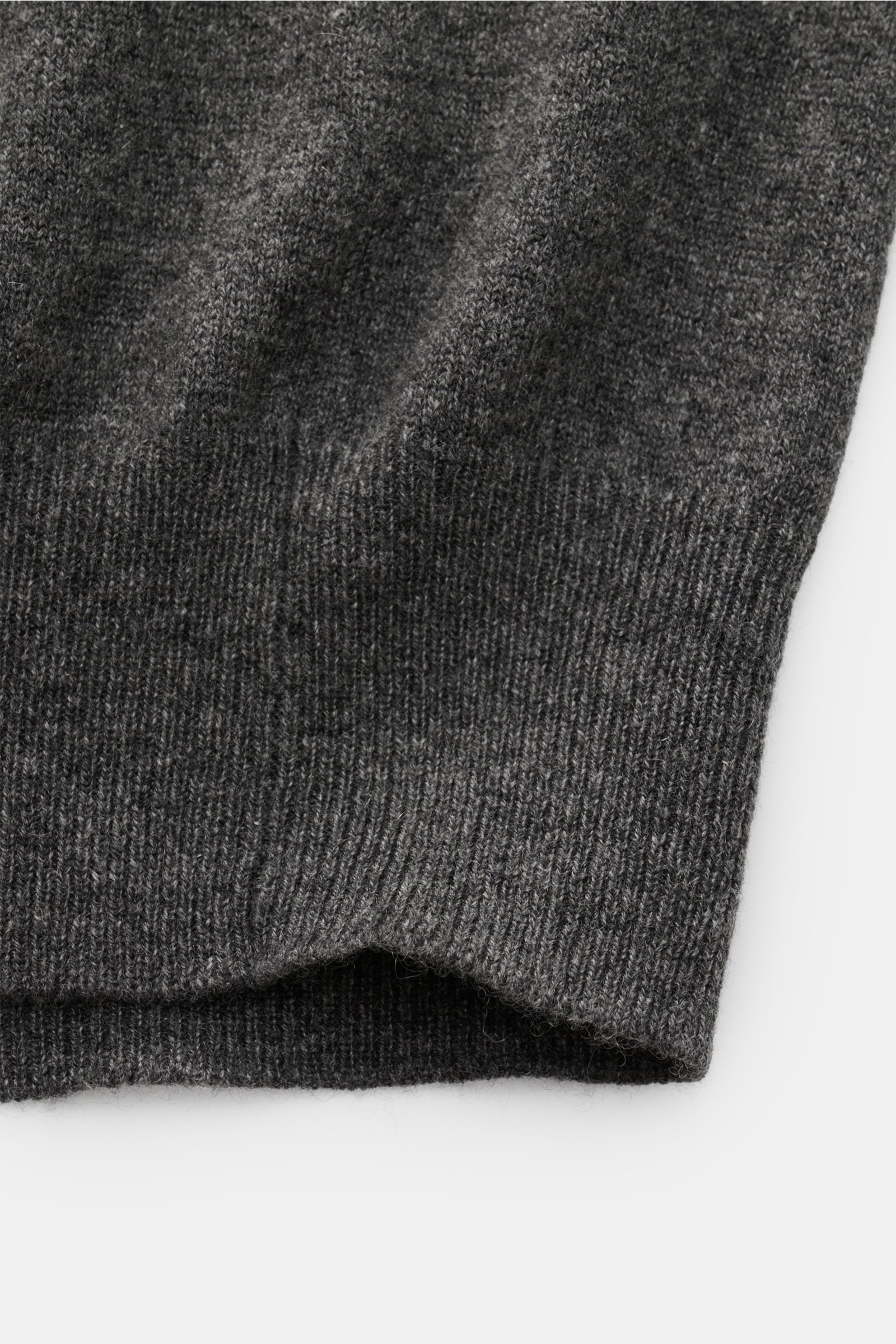 Bruno Manetti Cashmere Cardigan dunkelgrau meliert, Detailaufnahme der Rippbündchen aus reinem Cashmere, weicher Griff, feines Strickbild, Regular Fit, V-Neck, Sechs-Knopf-Leiste, Ansicht von unten.