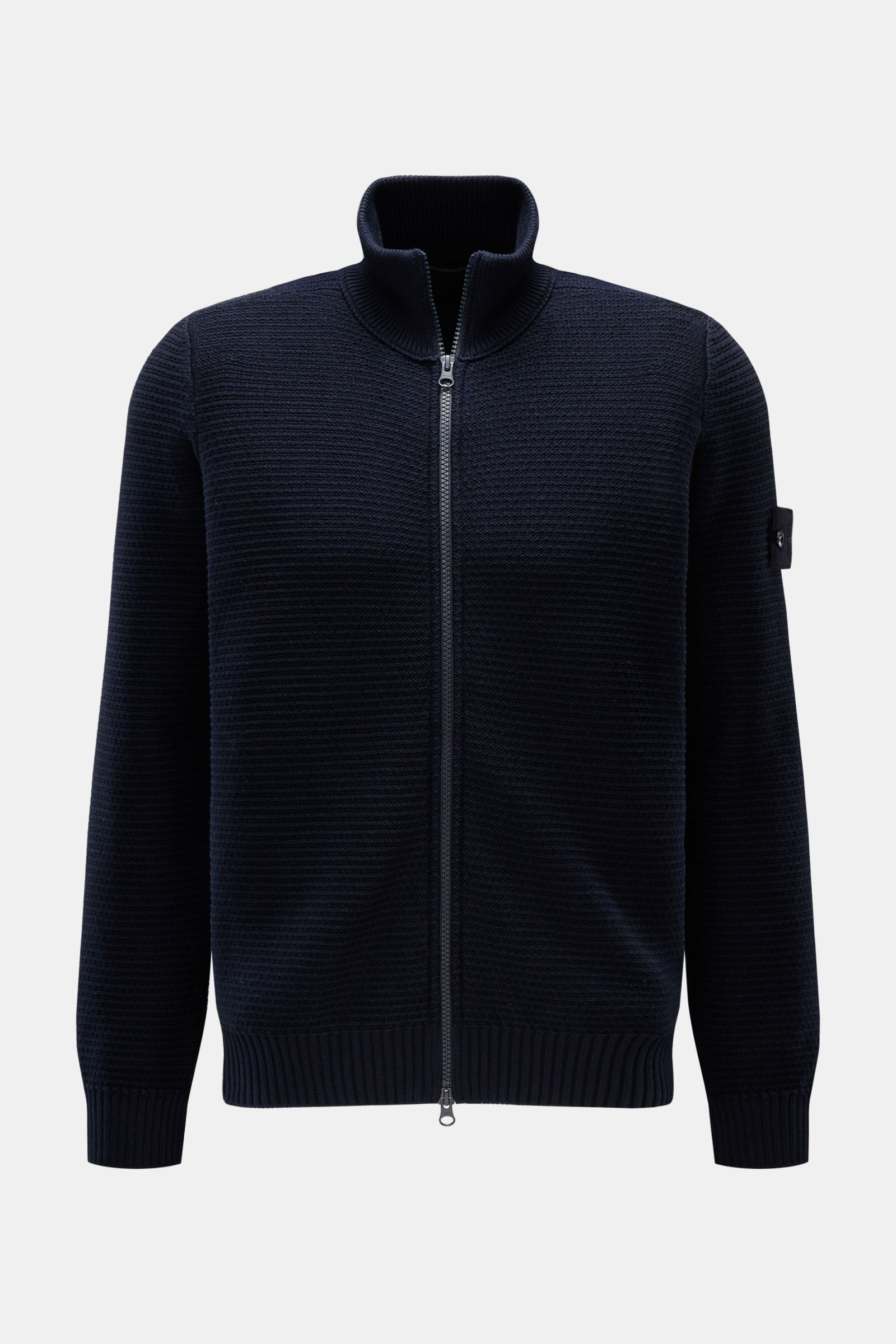 Stone Island Strickjacke 'Ghost Piece' navy in Frontansicht, mittelfeines Strickbild, Baumwolle-Cashmere, Stehkragen, Zwei-Wege-Reißverschluss, tonales Badge am Oberarm, Regular Fit.