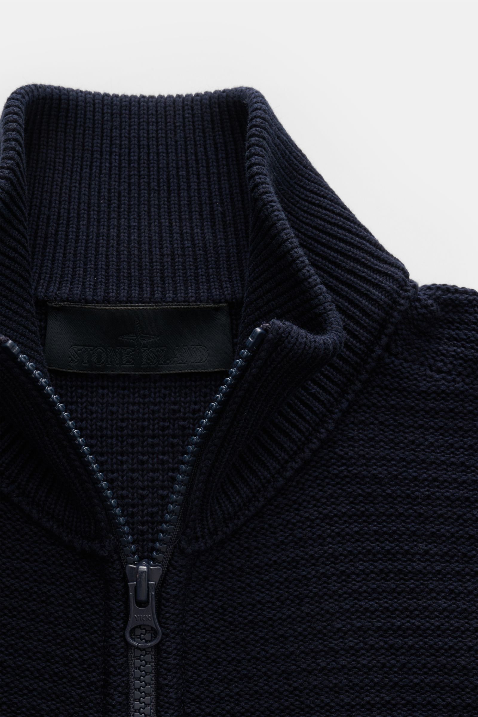 Nahaufnahme der Stone Island Strickjacke 'Ghost Piece' navy mit Stehkragen und Zwei-Wege-Reißverschluss, mittelfeines Strickbild, Regular Fit.