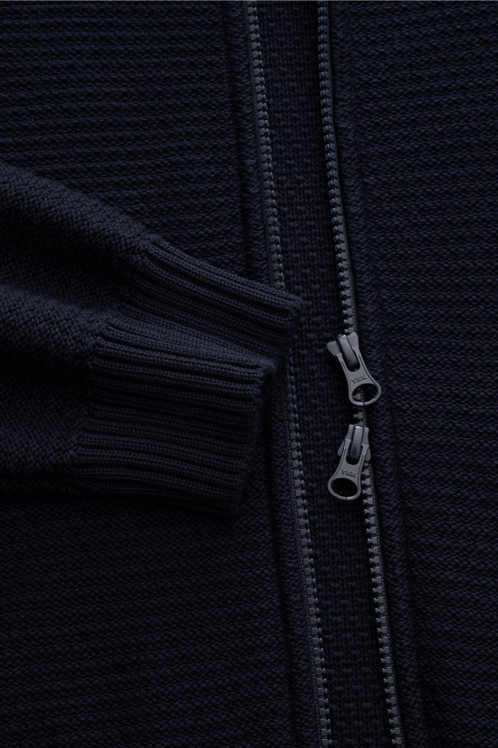Stone Island Strickjacke 'Ghost Piece' navy in Nahaufnahme von vorne, mittelfeiner Baumwolle-Cashmere-Strick, Stehkragen, Zwei-Wege-Reißverschluss, flexible Rippbündchen.