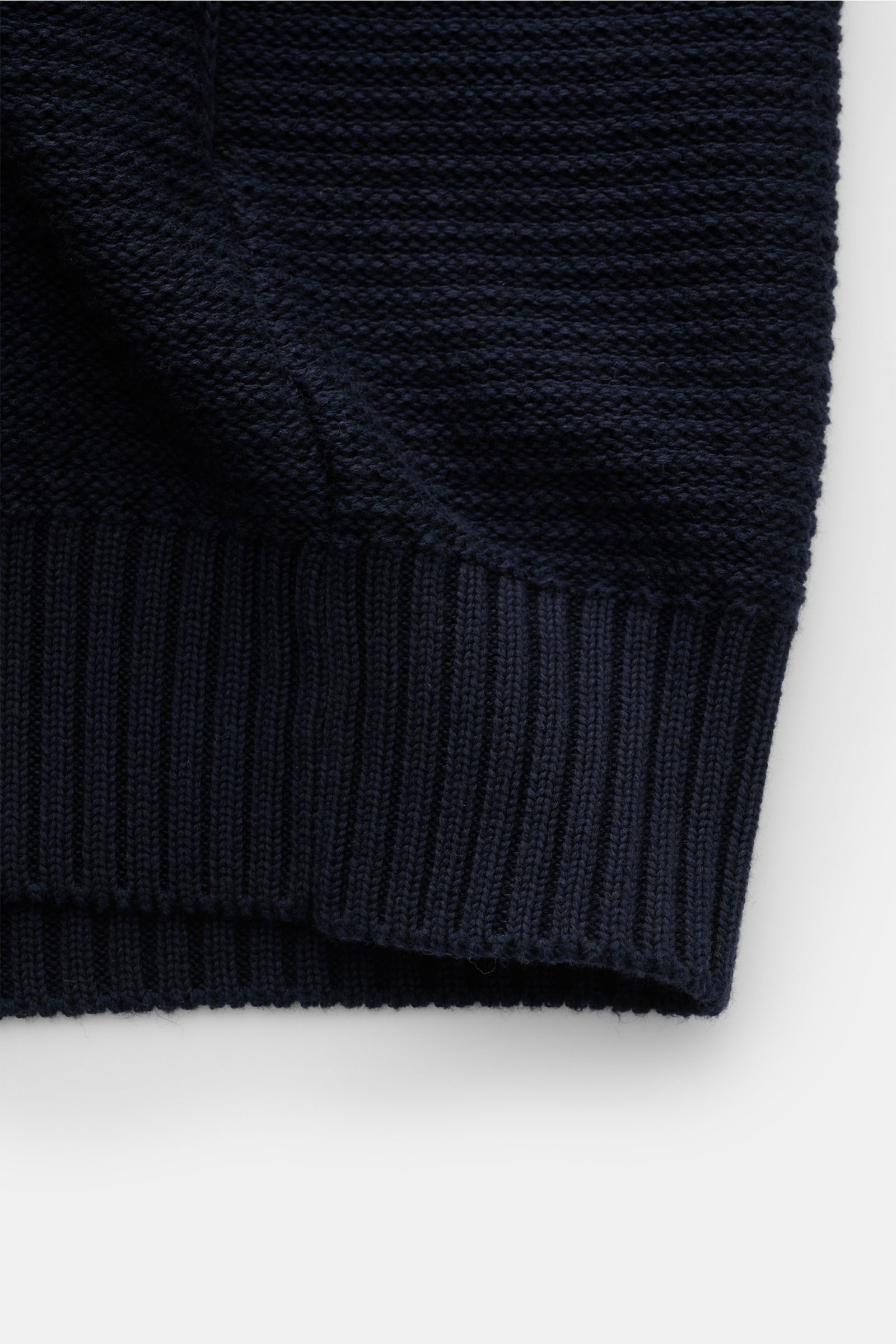 Nahaufnahme der Stone Island Strickjacke 'Ghost Piece' navy, Detail des mittelfeinen Strickbilds und flexibler Rippbündchen am Saum, legere Passform, Baumwolle-Cashmere-Mix.