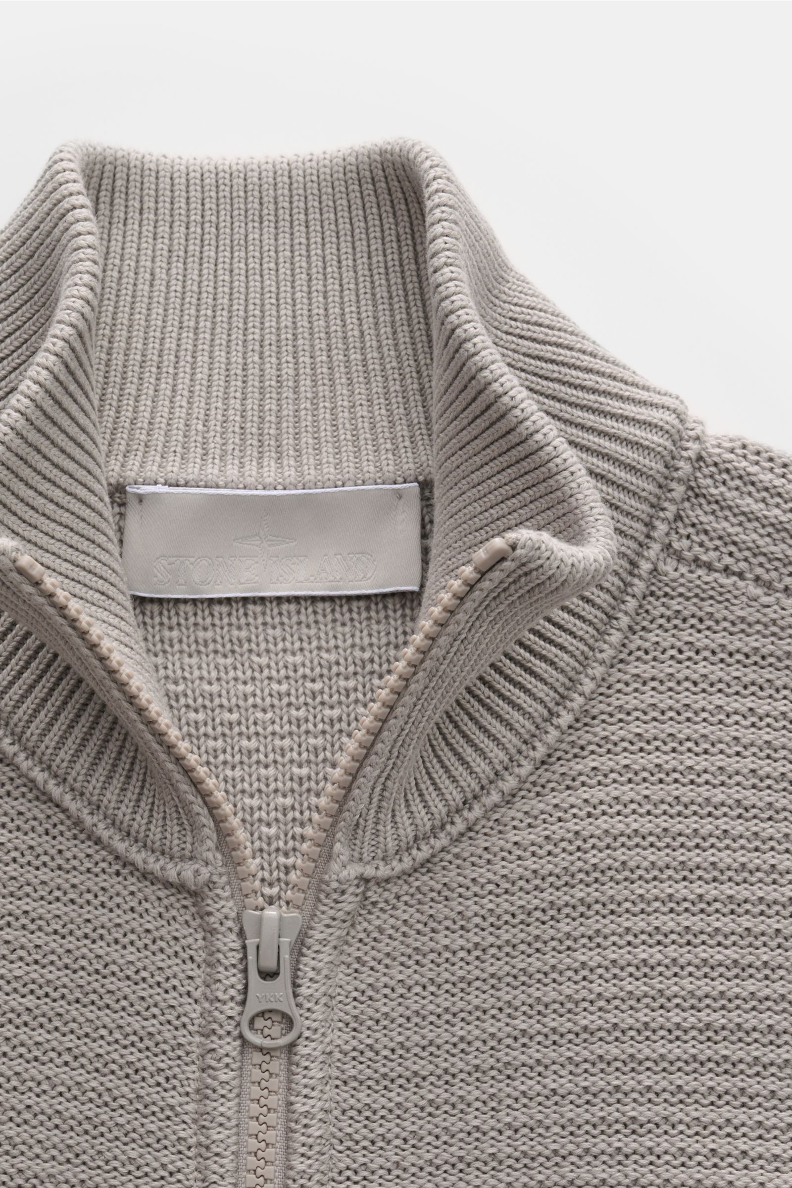 Stone Island Strickjacke 'Ghost Piece' grau, Detailaufnahme von oben, mittelfeines Strickbild, Stehkragen, Zwei-Wege-Reißverschluss, weicher Baumwolle-Cashmere-Mix, Regular Fit.