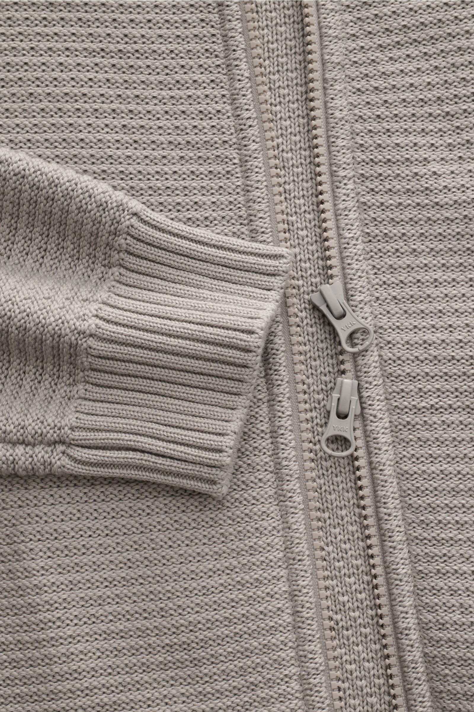Nahaufnahme der Stone Island Strickjacke 'Ghost Piece' grau aus Baumwoll-Cashmere-Mix, mittelfeines Strickbild, zwei-Wege-Reißverschluss, Rippbündchen.