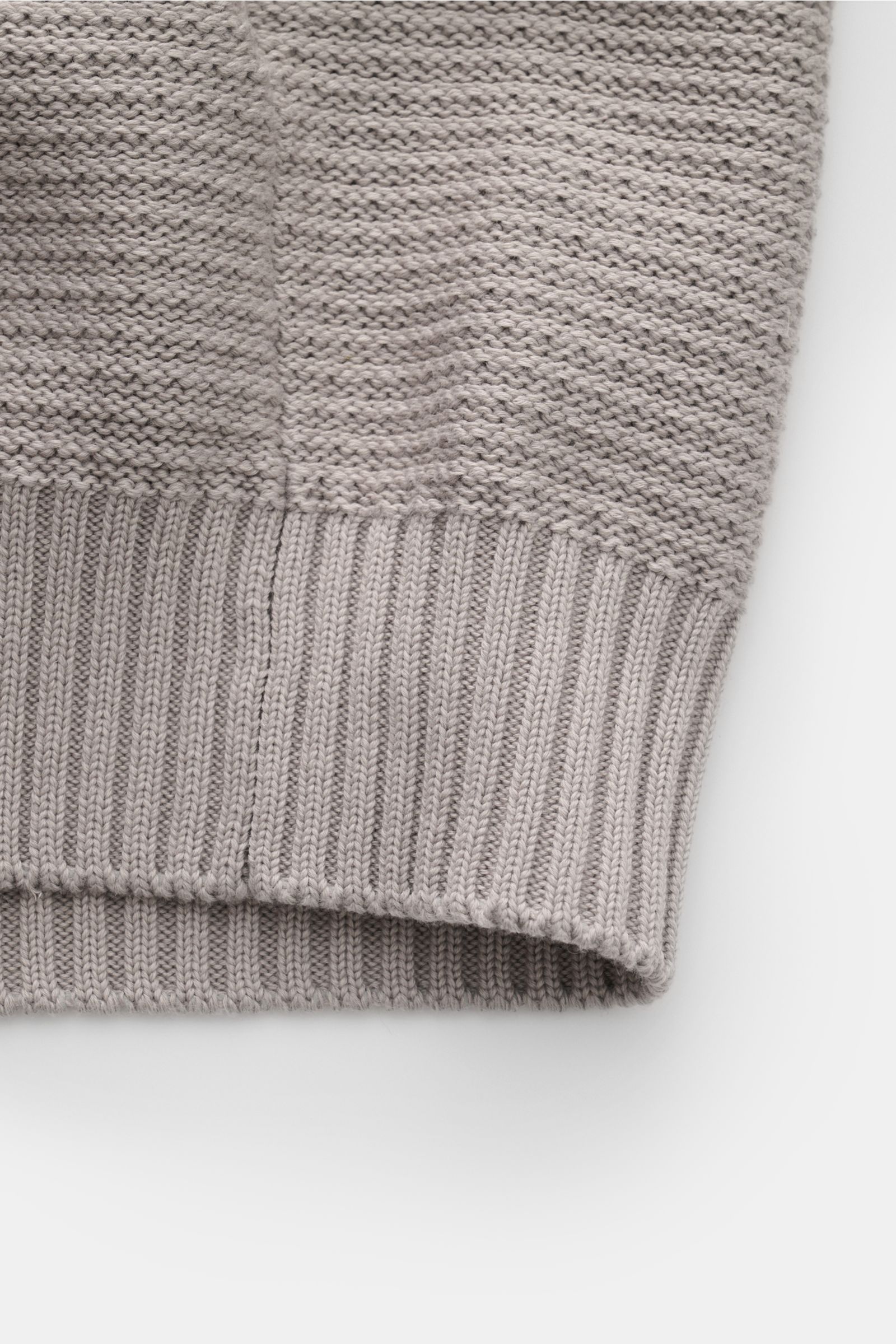 Nahaufnahme der Stone Island Strickjacke 'Ghost Piece' grau zeigt das mittelfeine Strickbild, flexible Rippbündchen und weichen Baumwolle-Cashmere-Mix.