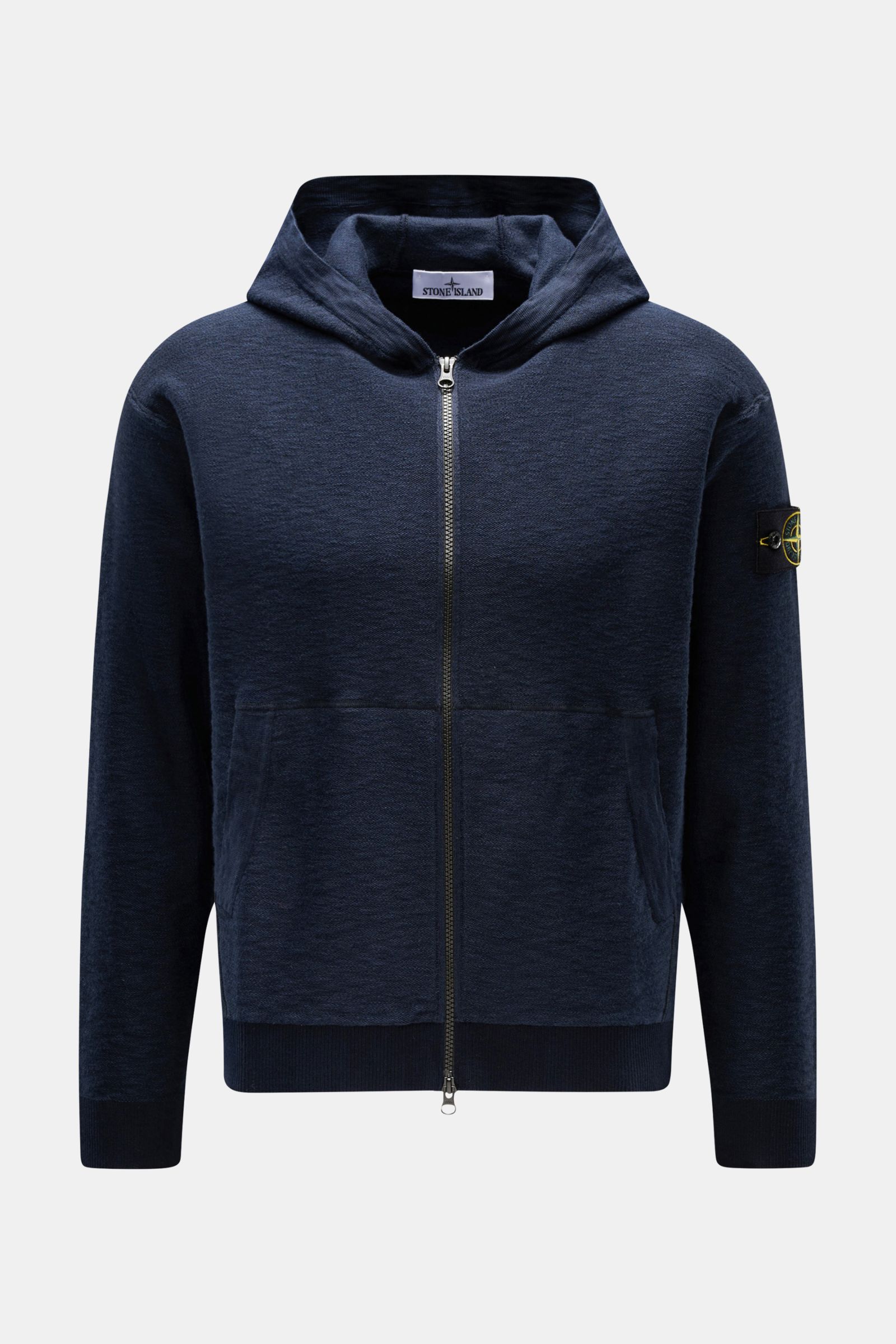 Stone Island Sweatjacke navy mit Kapuze, Reißverschluss, Kängurutasche, Kompass-Badge am Ärmel, aus Baumwoll-Microfaser Mix, frontale Ansicht.