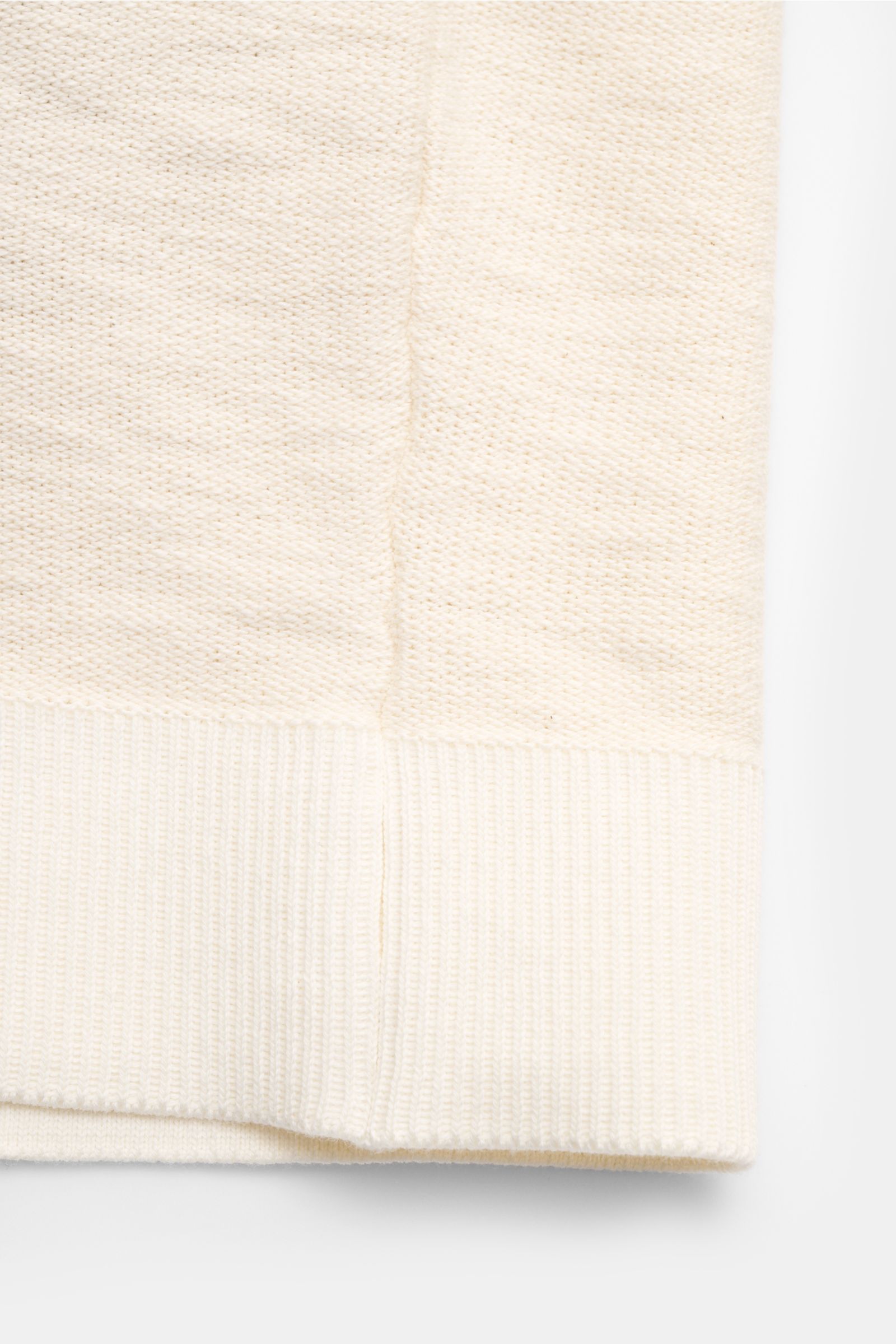 Close-up of the hem of the Stone Island Sweatjacke creme showing the knitted texture and ribbed cuff, photographed from the front.

Description: Strick mit Twist: Die sportive Jacke mit Kapuze im modernen Linksstrick von STONE ISLAND wird zum idealen F