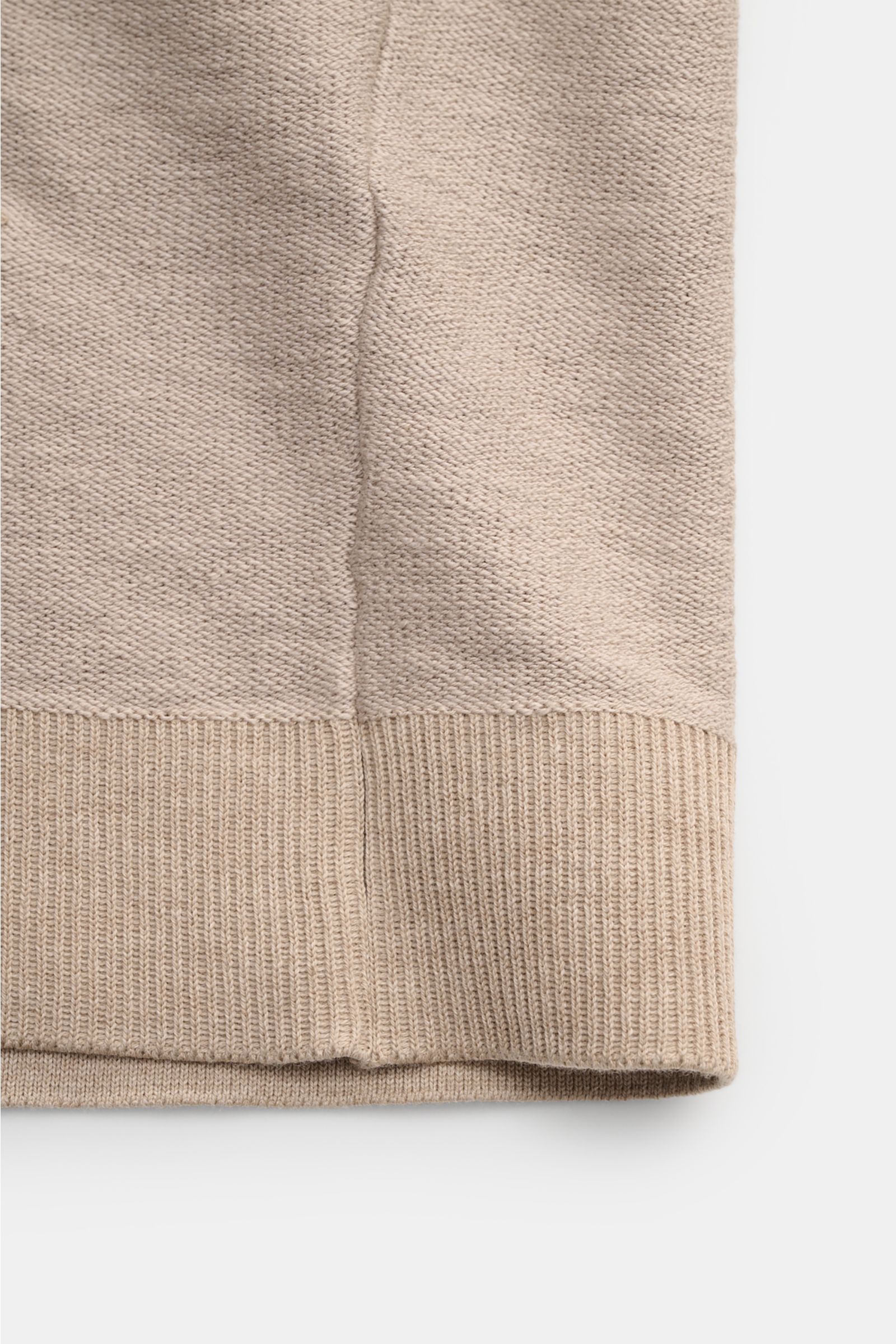 Stone Island Sweatjacke beige im modernen Linksstrick, Detailaufnahme der Bündchen aus Rippstrick, mittelfeines Strickbild, Kapuze, Kompass-Badge, Regular Fit.