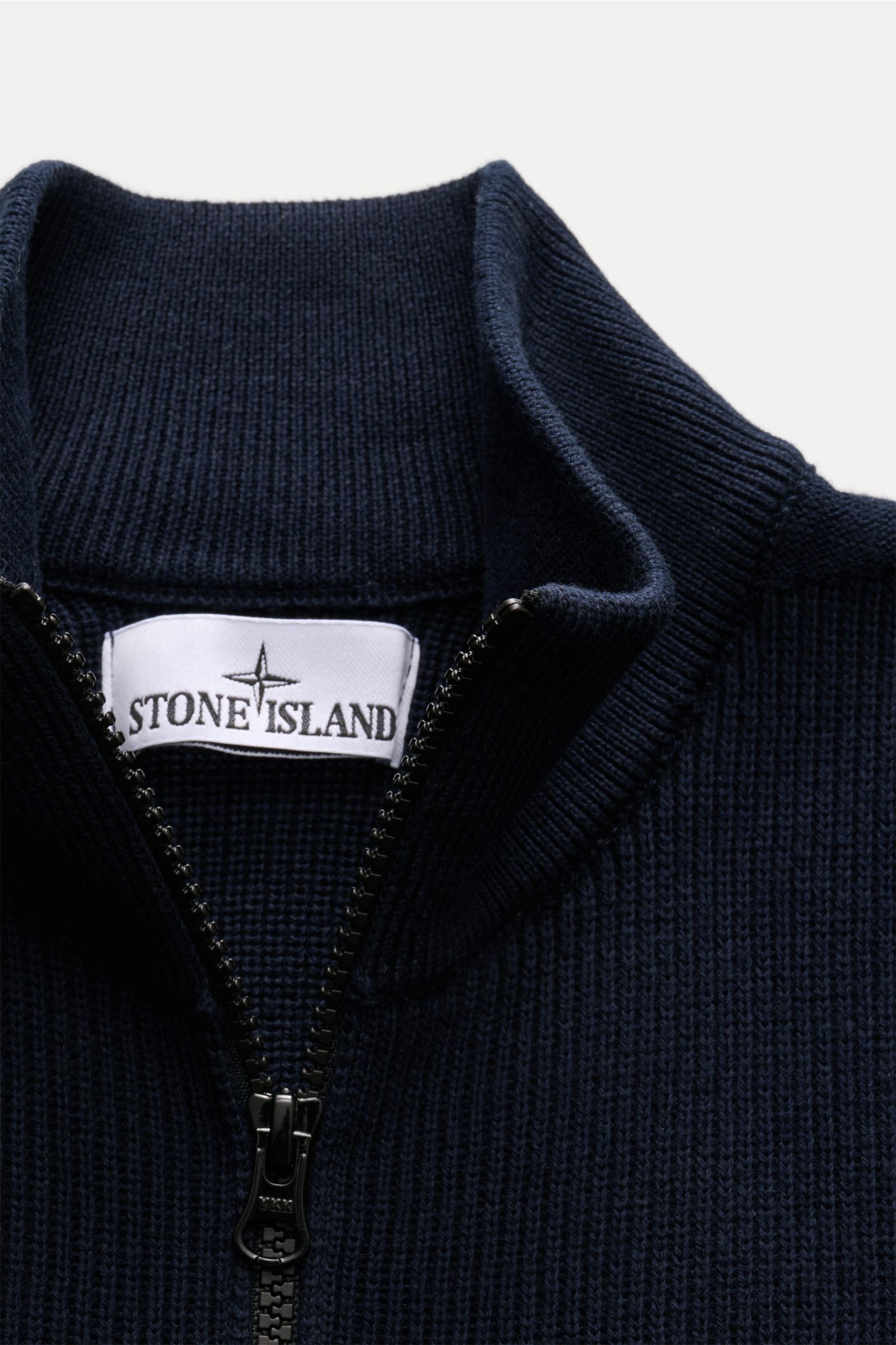 Stone Island Strickjacke 'Rib' navy aus reiner Baumwolle, klassisches Rippstrick-Design, Stehkragen, Zwei-Wege-Reißverschluss, Detailaufnahme von oben.