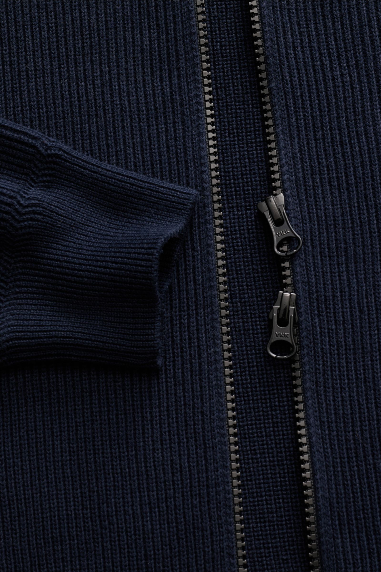 Nahaufnahme der Stone Island Strickjacke 'Rib' navy, Vorderansicht auf Rippstrick aus reiner Baumwolle mit Zwei-Wege-Reißverschluss und Ärmelbündchen.