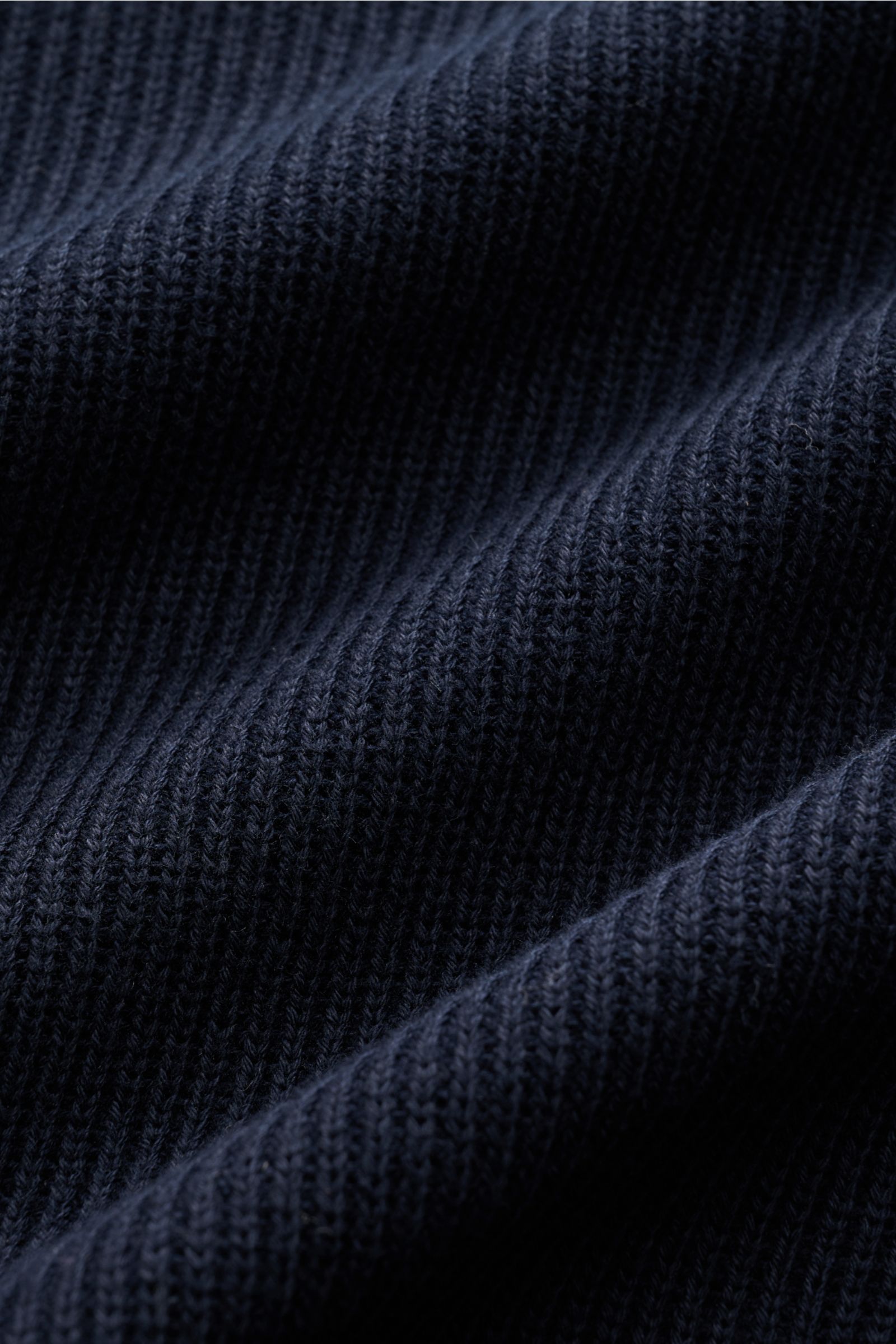 Stone Island Strickjacke 'Rib' navy Detailaufnahme des klassischen Rippstrick-Designs aus reiner Baumwolle in navyblau.