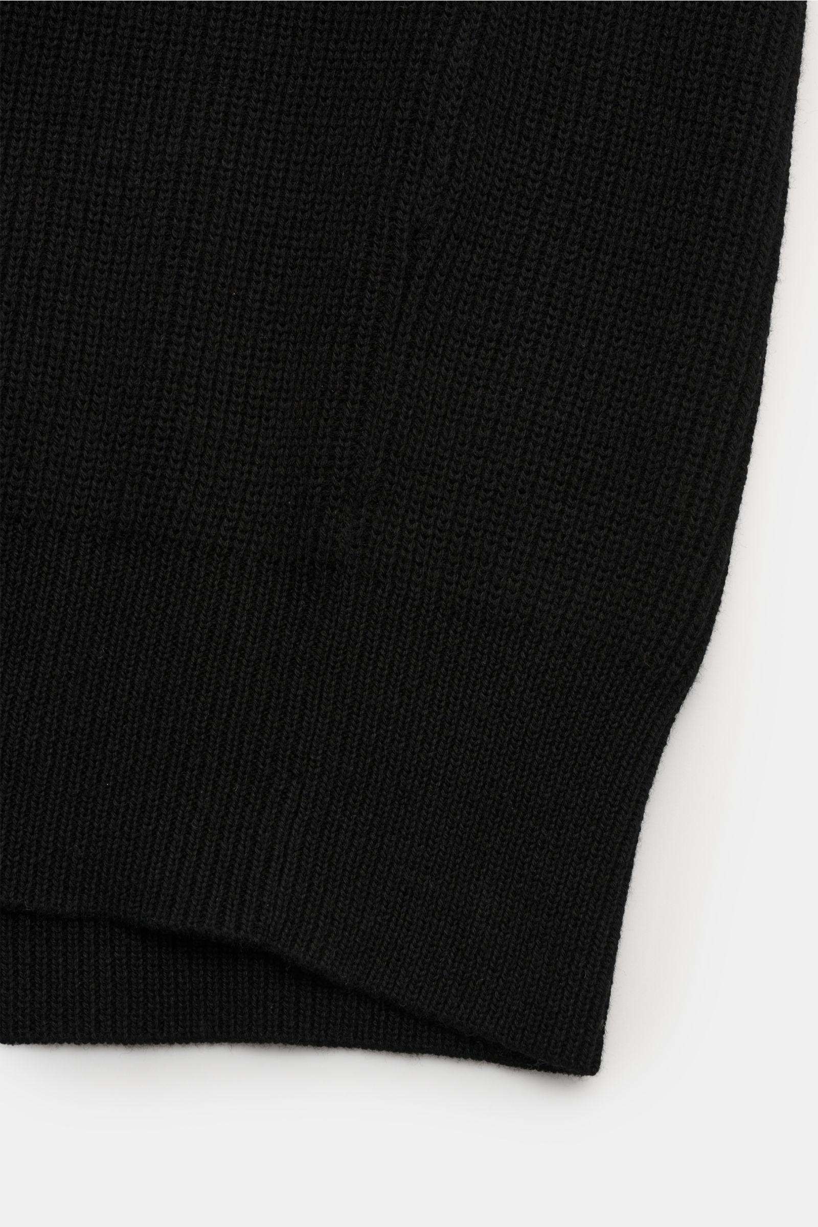 Close-up of the black Stone Island Strickjacke 'Rib' showing soft pure cotton fabric with classic rib knit from a side angle.

Zeitloses Layering-Piece: Die Strickjacke von STONE ISLAND wird mit ihrem Rippstrick-Design aus reiner Baumwolle zum vielseit