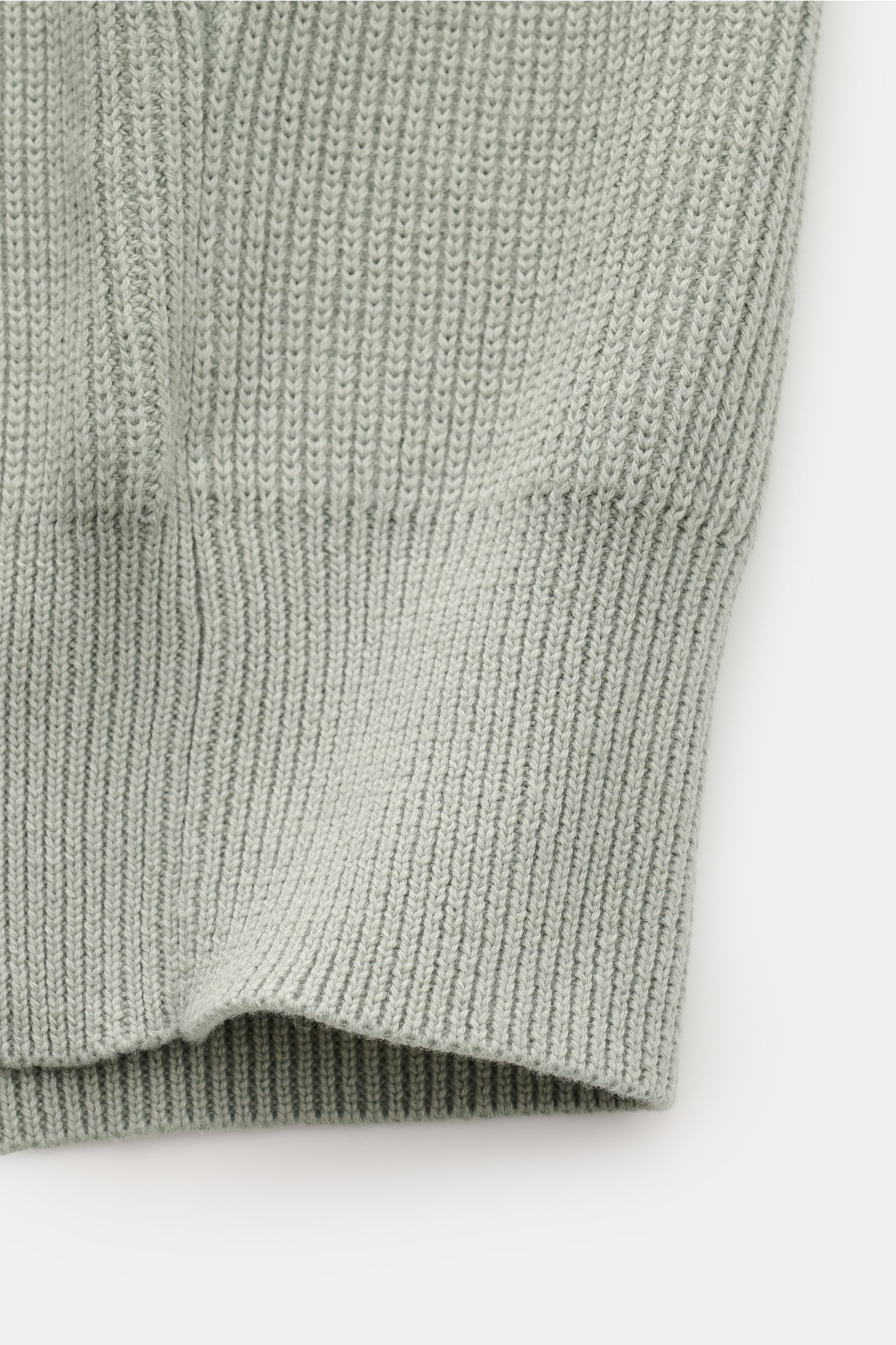 Close-up front view of Stone Island Strickjacke 'Rib' salbei cardigan cuff, showing pure cotton ribbed knit texture and soft, medium-fine stitch design. 

Description: Zeitloses Layering-Piece: Die Strickjacke von STONE ISLAND wird mit ihrem Rippstrick