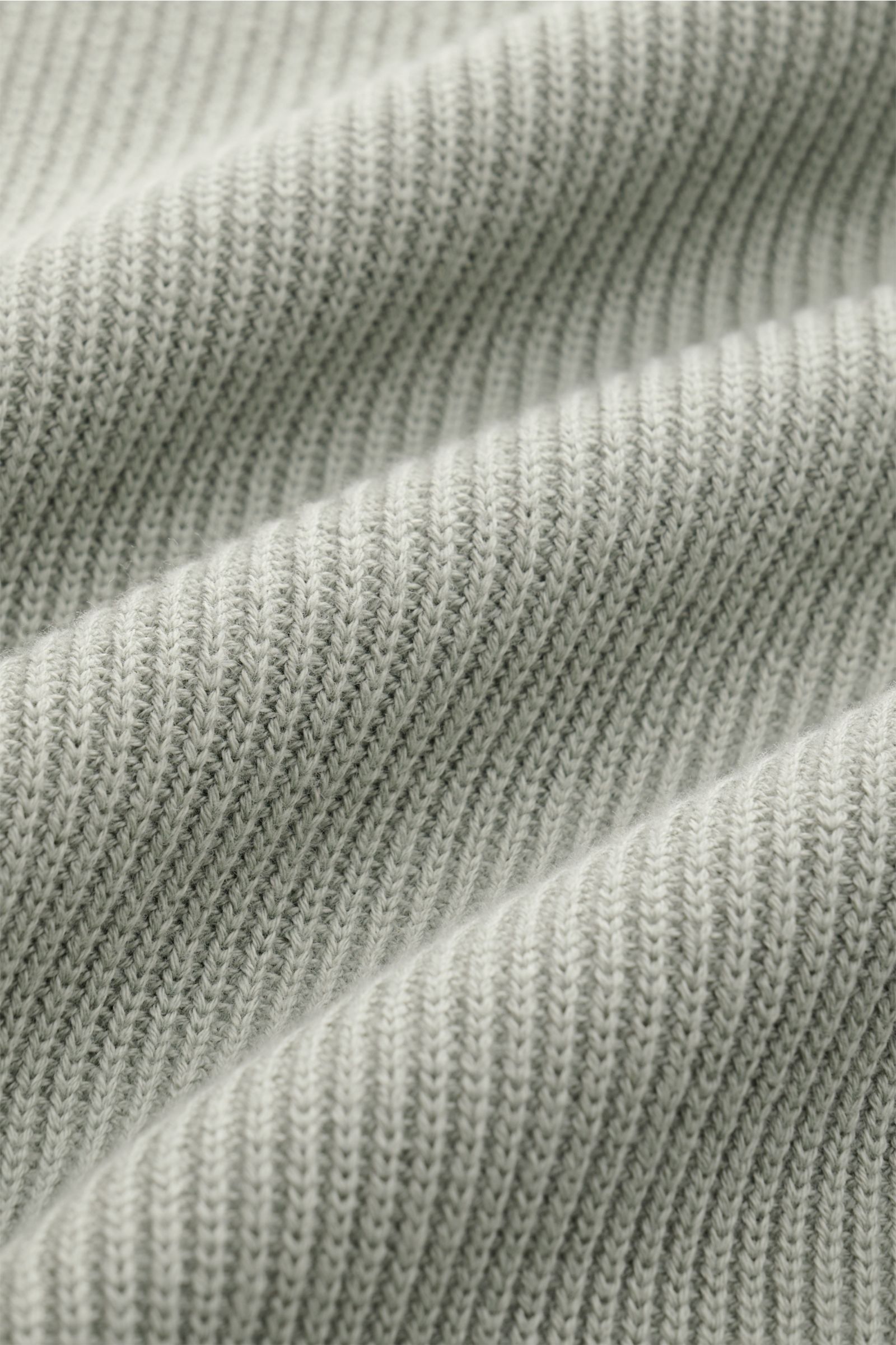 Close-up front view of Stone Island Strickjacke 'Rib' salbei in sage, showing fine ribbed knit texture in pure cotton fabric.

Zeitloses Layering-Piece: Die Strickjacke von STONE ISLAND wird mit ihrem Rippstrick-Design aus reiner Baumwolle zum vielseit